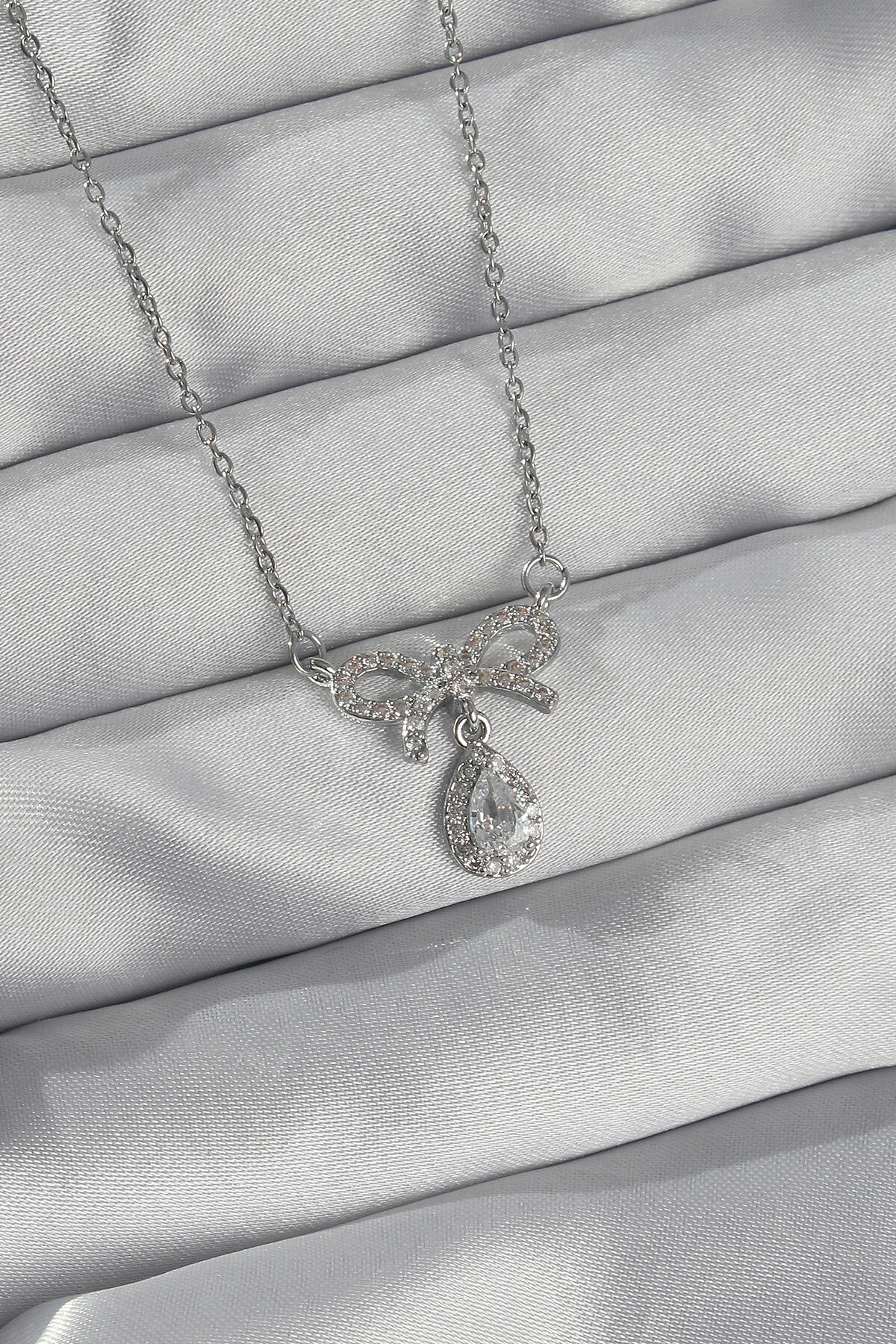 316L Çelik Gümüş Renk Zirkon Taşlı Fiyonk Detay Damla Kolye-0