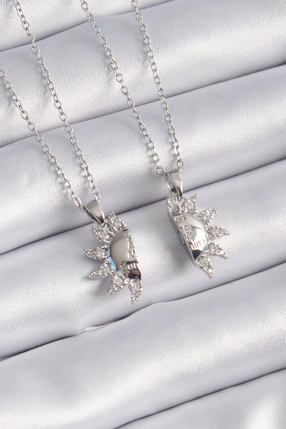 316L Çelik Gümüş Renk Zirkon Taşlı Güneş Model İşleme Yazı Detay Arkadaşlık Kolyesi-0