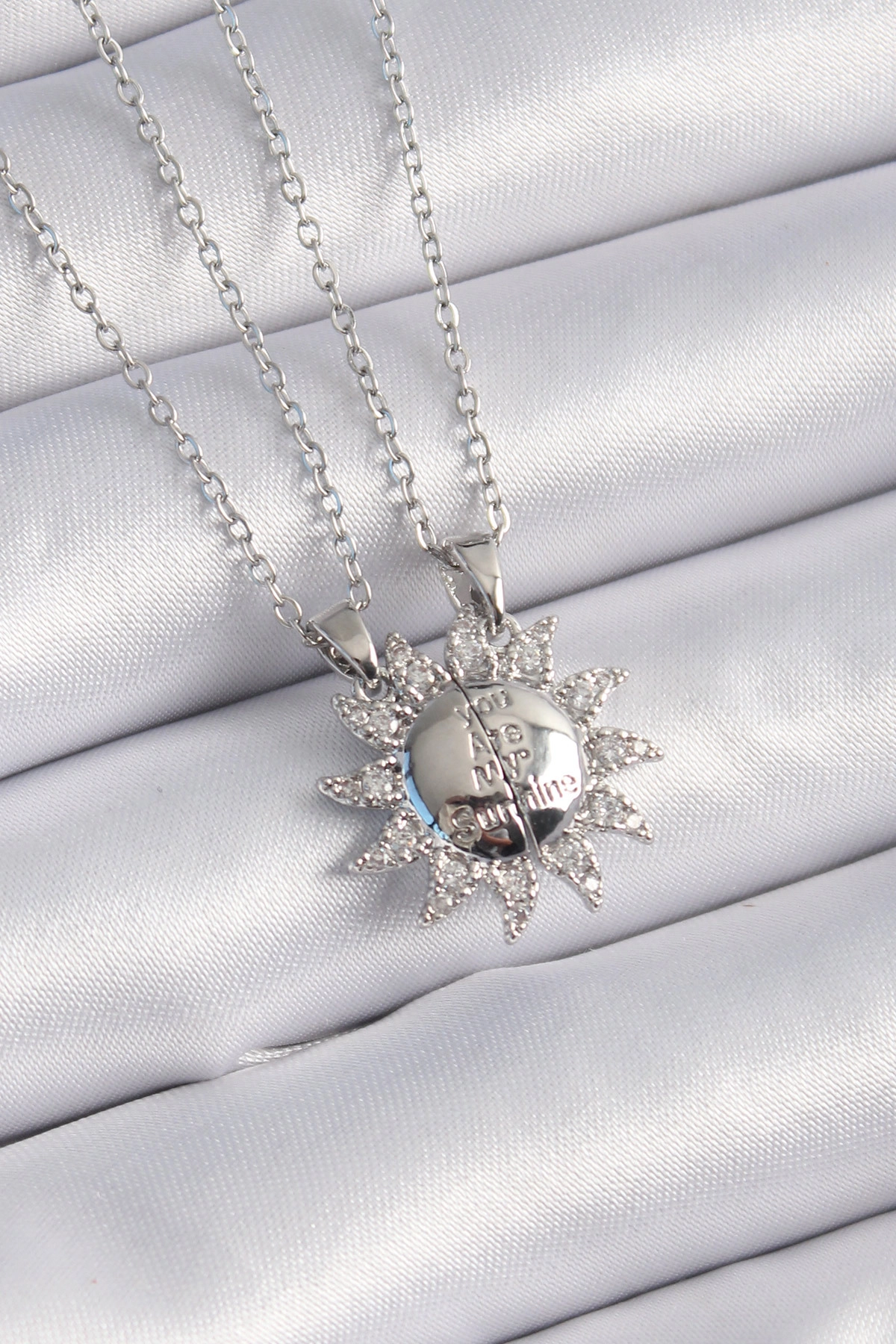 316L Çelik Gümüş Renk Zirkon Taşlı Güneş Model İşleme Yazı Detay Arkadaşlık Kolyesi-1