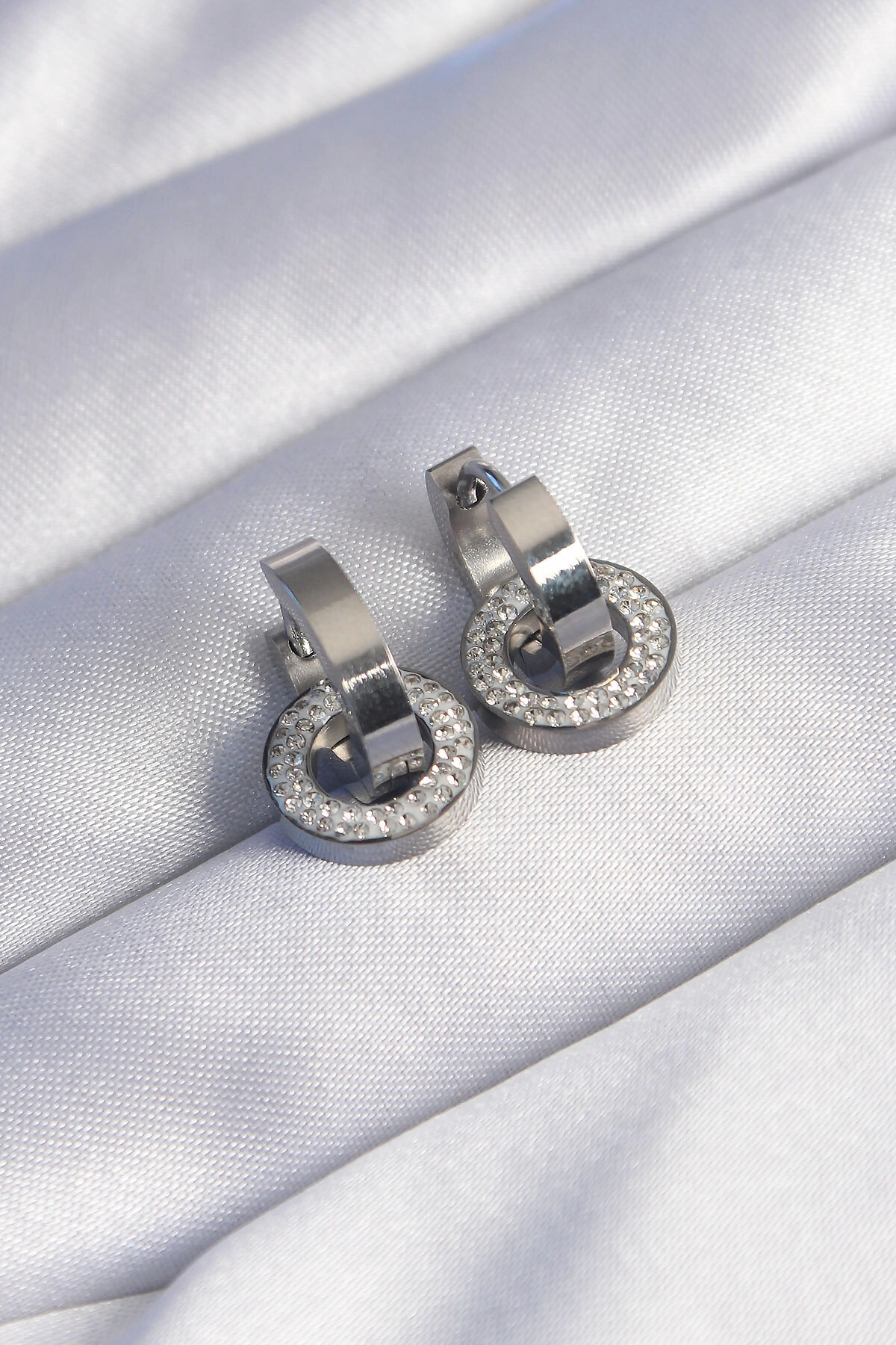 316L Çelik Gümüş Renk Zirkon Taşlı İç İçe Geçmeli Oval Küpe-0