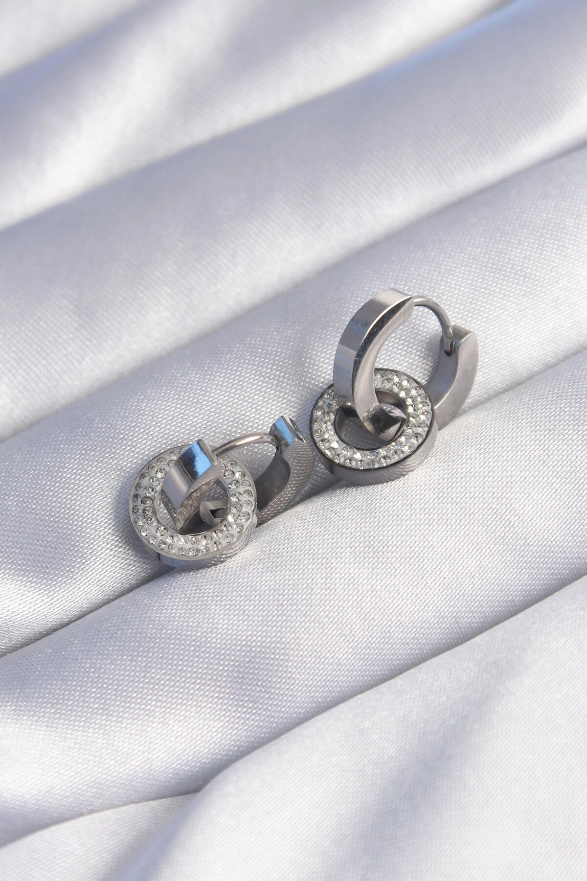 316L Çelik Gümüş Renk Zirkon Taşlı İç İçe Geçmeli Oval Küpe-1