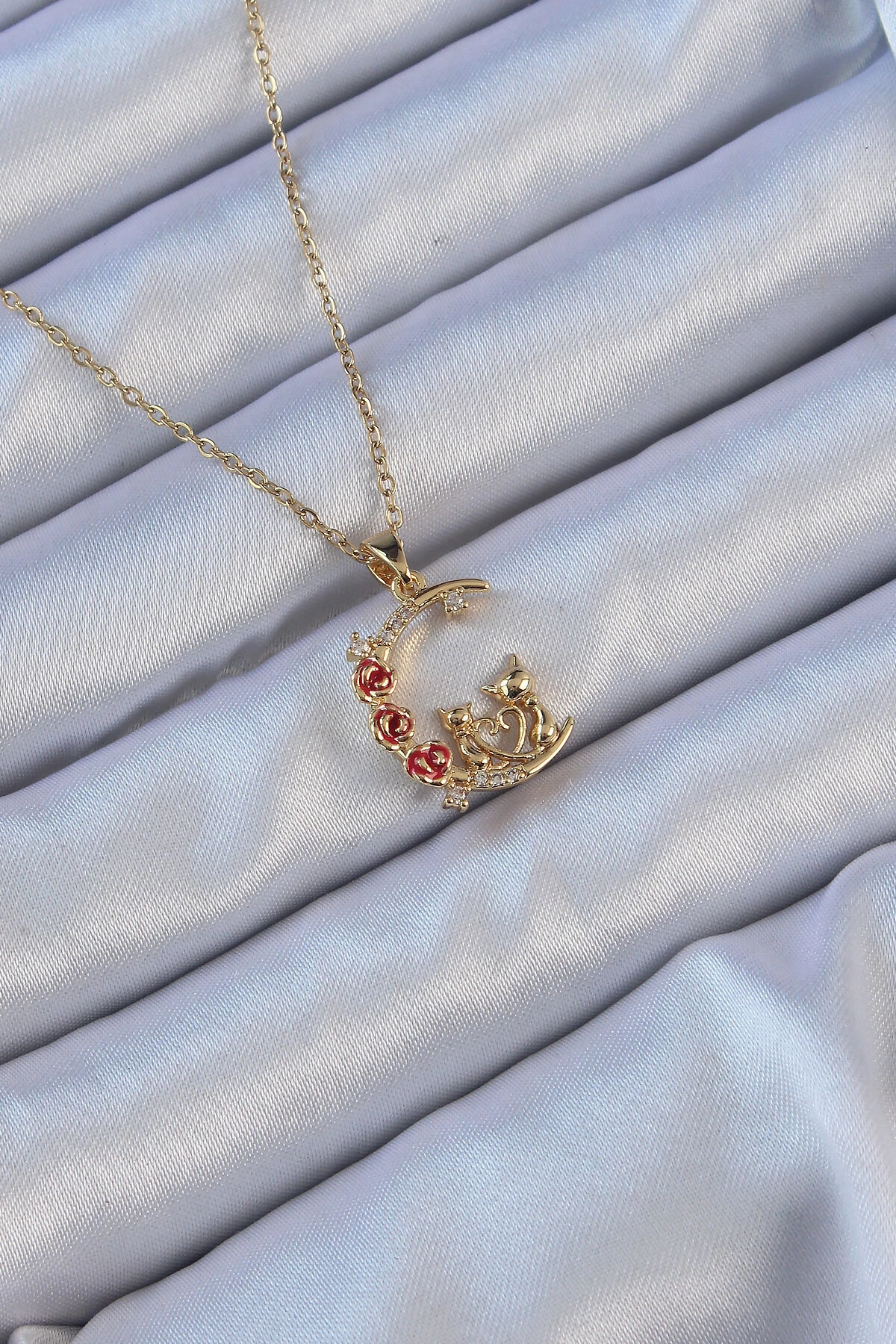 316L Çelik Zincir Altın Renk Kırmızı Gül Detay Kedi Figür Zirkon Taşlı Ay Kolye-0