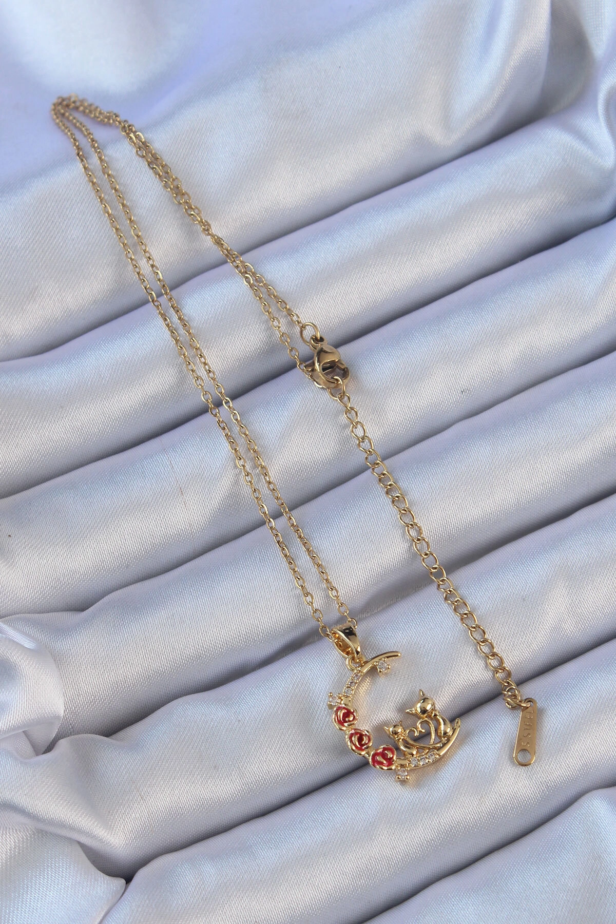 316L Çelik Zincir Altın Renk Kırmızı Gül Detay Kedi Figür Zirkon Taşlı Ay Kolye-1