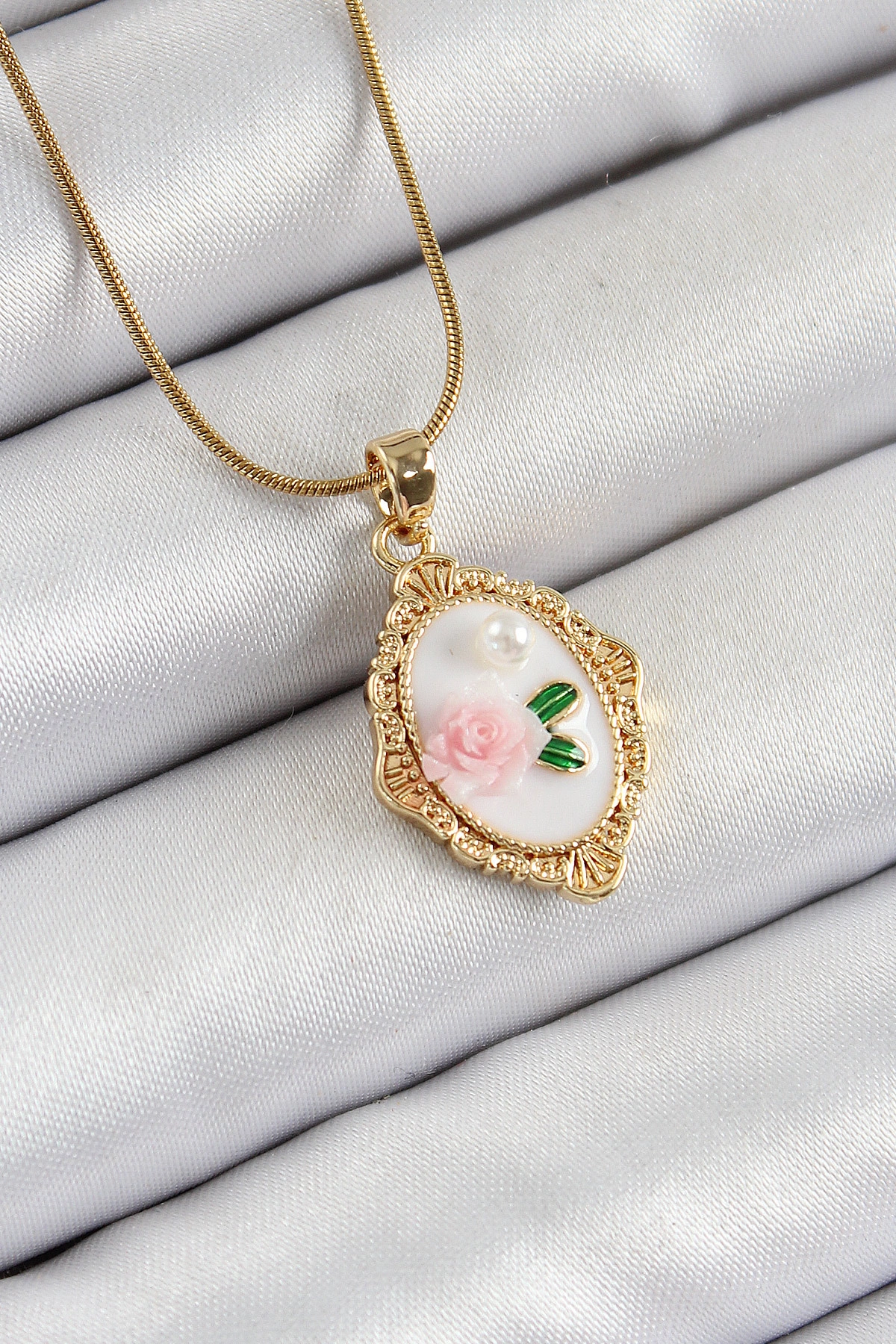 316L Çelik Zincir Beyaz Sanatsal Portre İnci Detaylı Gül Figürlü Model Gold Renk Kadın Kolye-0