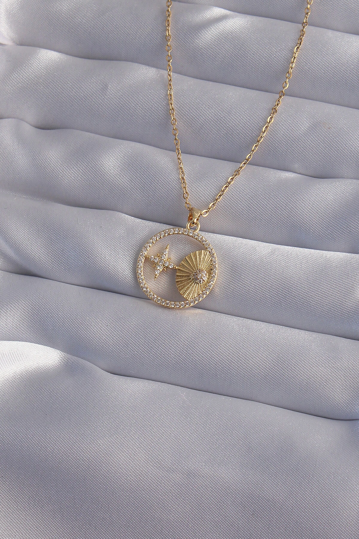 316L Çelik Zincir Gold Renk Zirkon Taşlı Yıldız Figürlü Oval Kolye-0