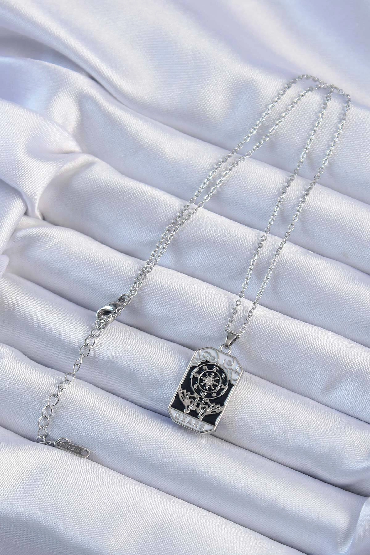 316L Çelik Zincir Gümüş Renk İşlemeli Siyah Mineli Tarot Kolye-1