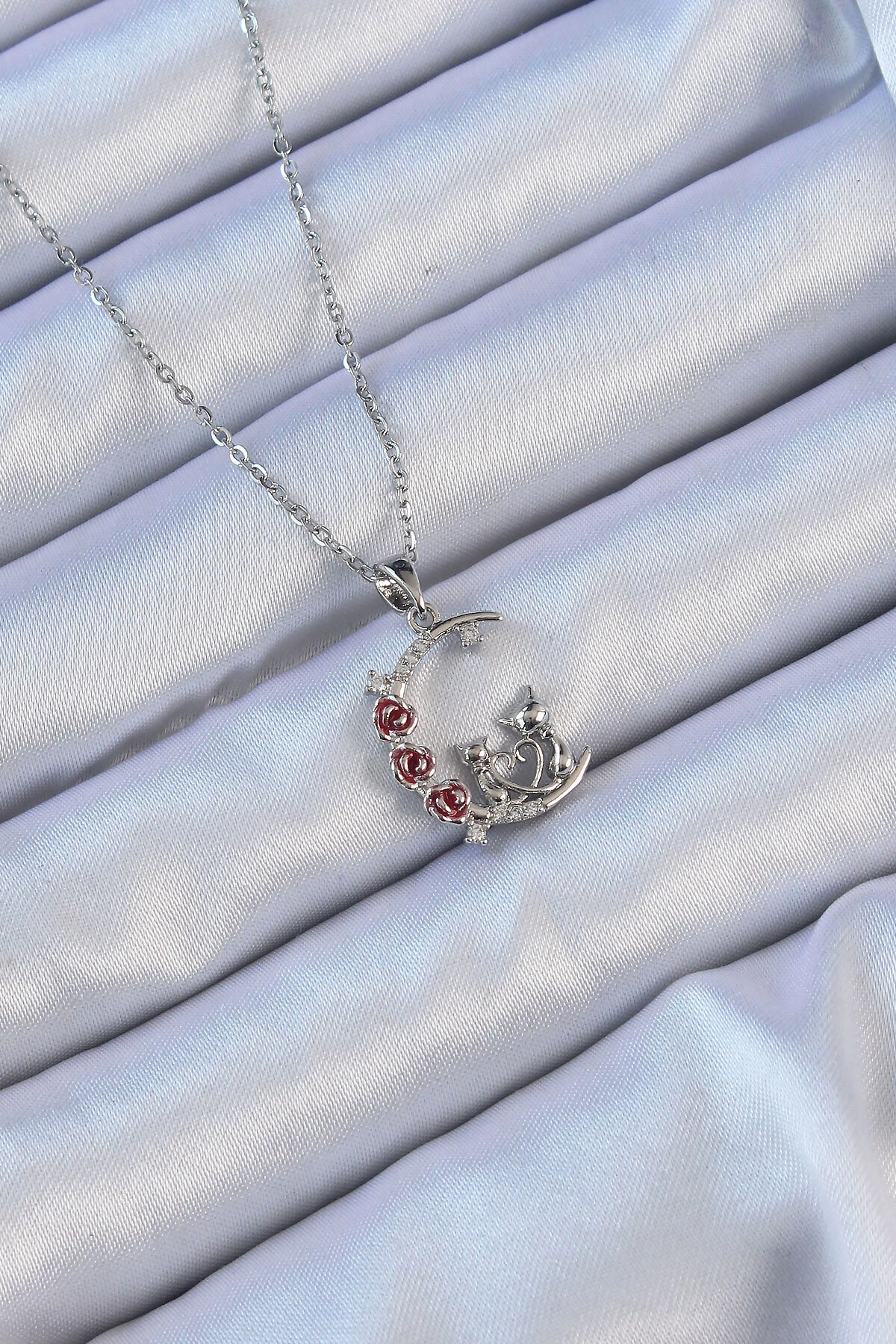 316L Çelik Zincir Gümüş Renk Kırmızı Gül Detay Kedi Figür Zirkon Taşlı Ay Kolye-0