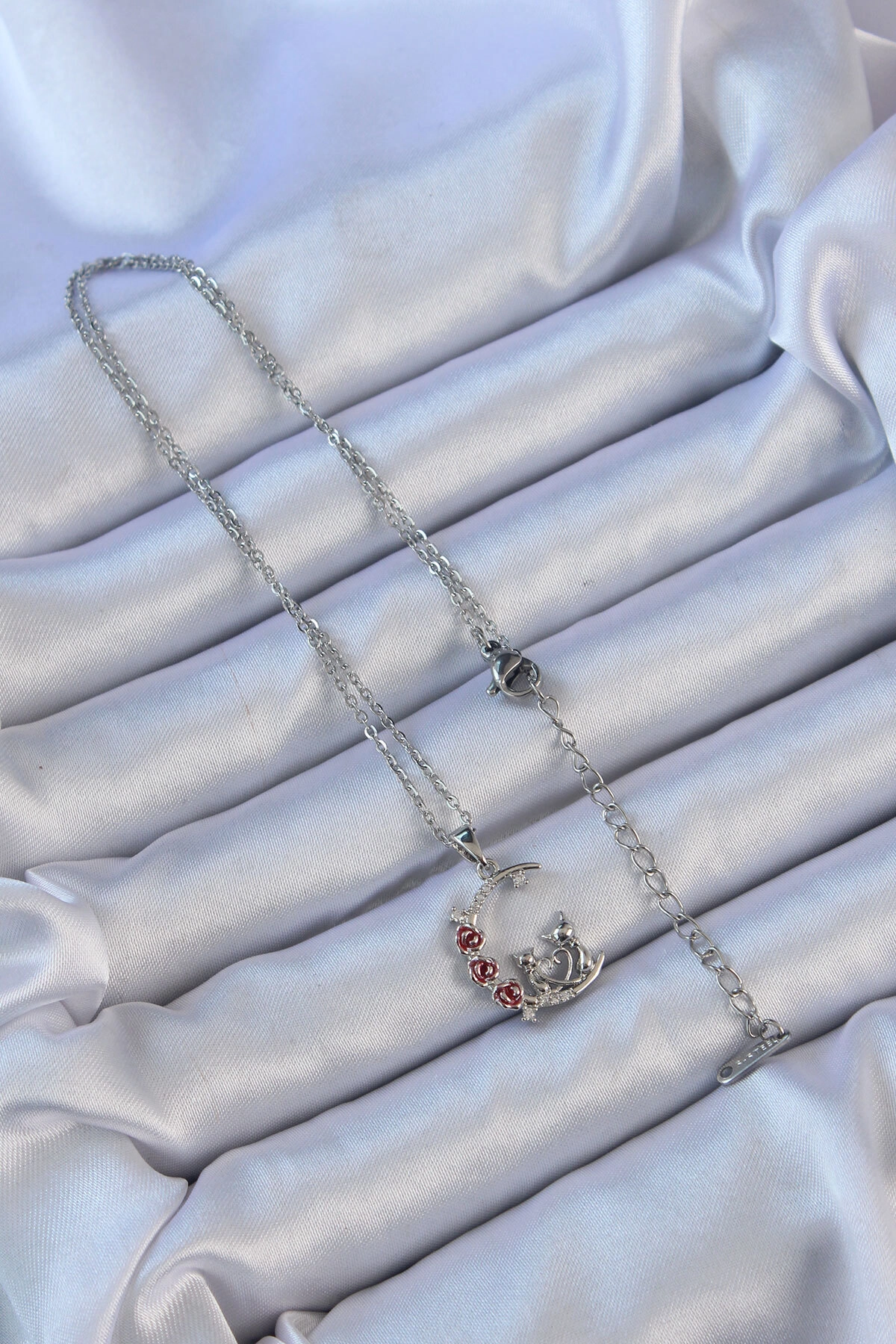 316L Çelik Zincir Gümüş Renk Kırmızı Gül Detay Kedi Figür Zirkon Taşlı Ay Kolye-1