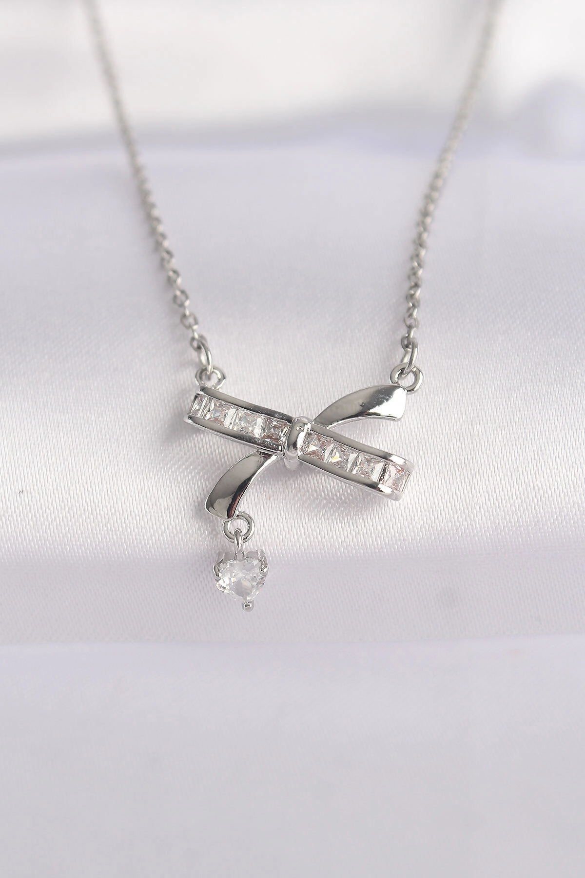 316L Çelik Zincir Gümüş Renk Zirkon Taşlı Kalp Detay Fiyonk Kolye-0