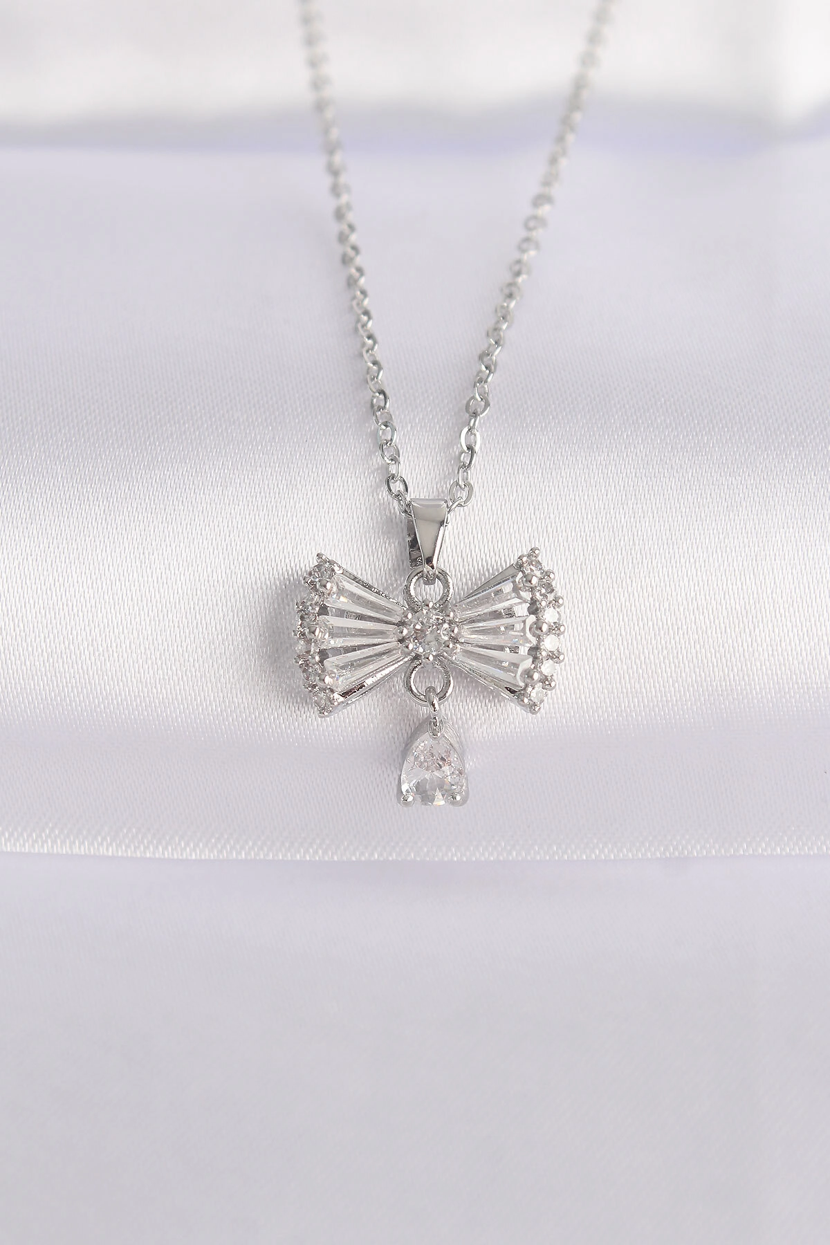 316L Çelik Zincir Gümüş Renk Zirkon Taşlı Kalp Detay Fiyonk Kolye-0