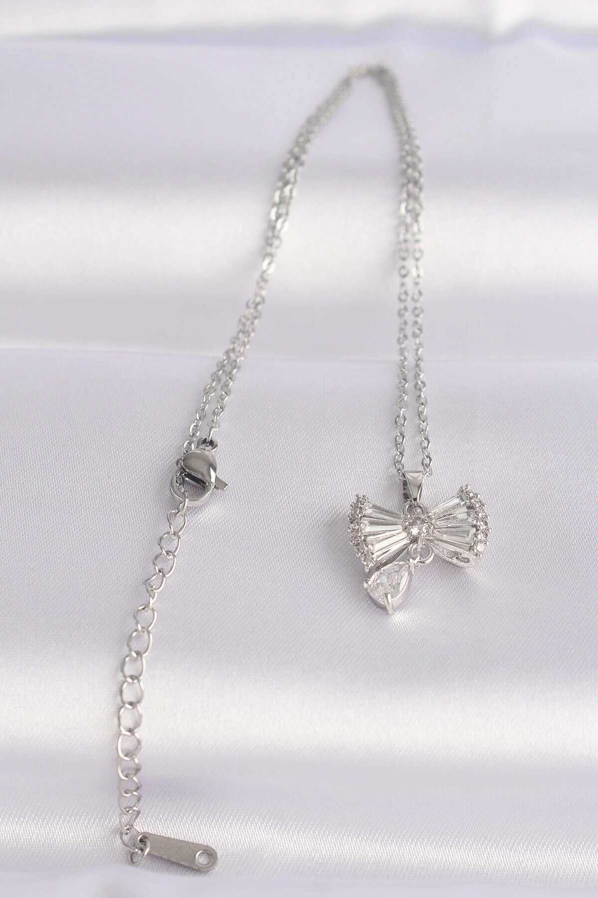 316L Çelik Zincir Gümüş Renk Zirkon Taşlı Kalp Detay Fiyonk Kolye-1