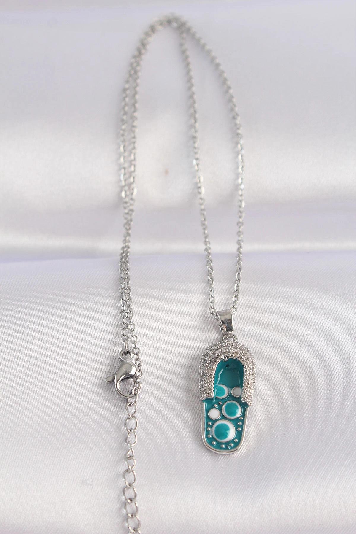 316L Çelik Zincir Zirkon Taşlı Gümüş Renk Nazarlı Terlik Tasarımlı Kolye-1