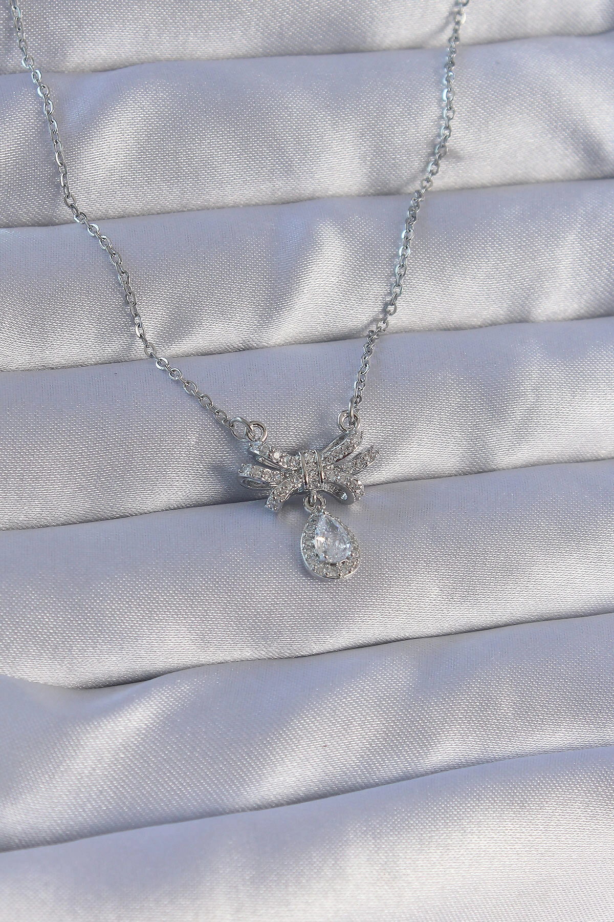 316L Çelik Zincirli Gümüş Renk Zirkon Taşlı Damla Detay Fiyonk Model Kolye-0