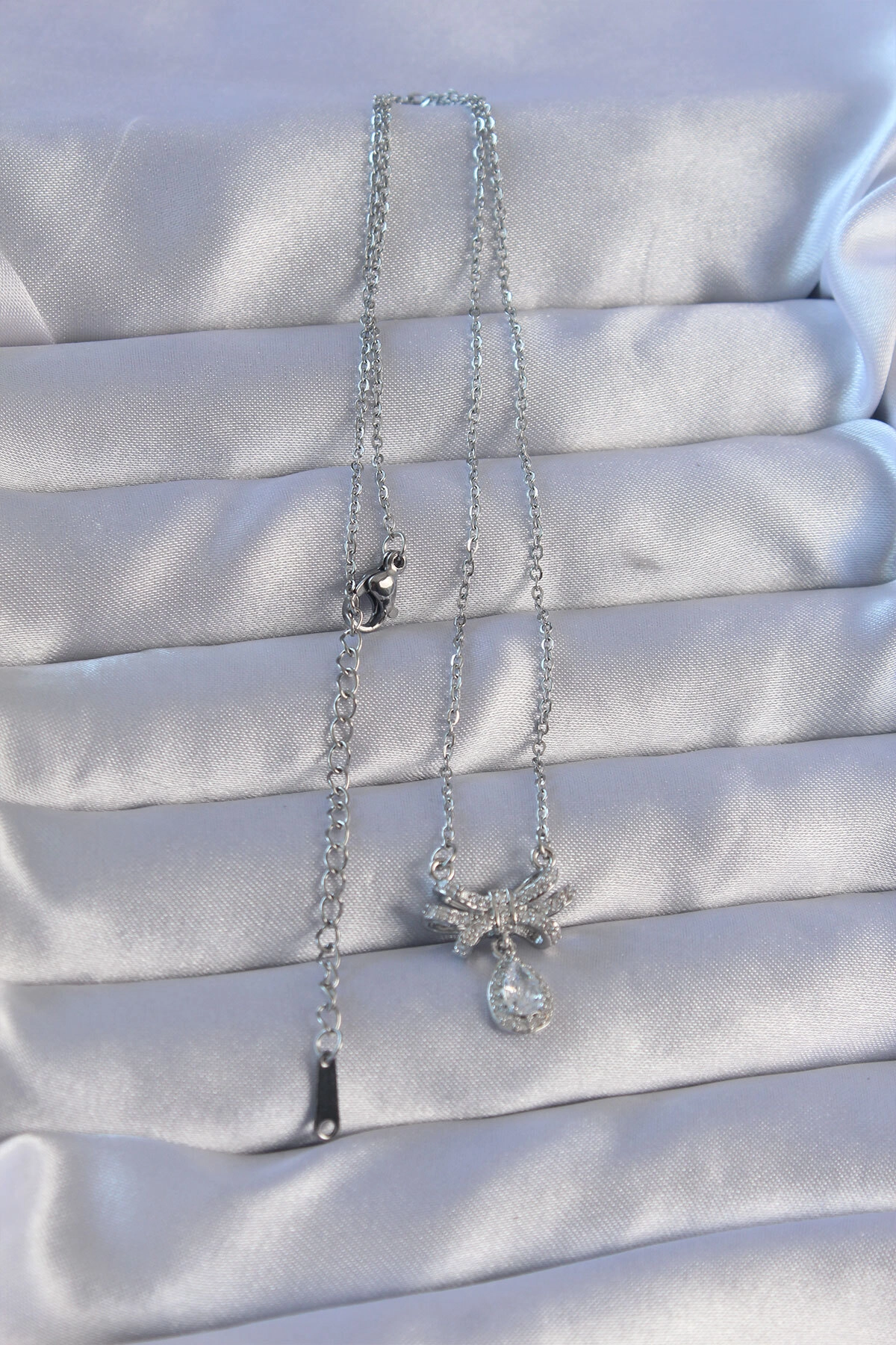 316L Çelik Zincirli Gümüş Renk Zirkon Taşlı Damla Detay Fiyonk Model Kolye-1