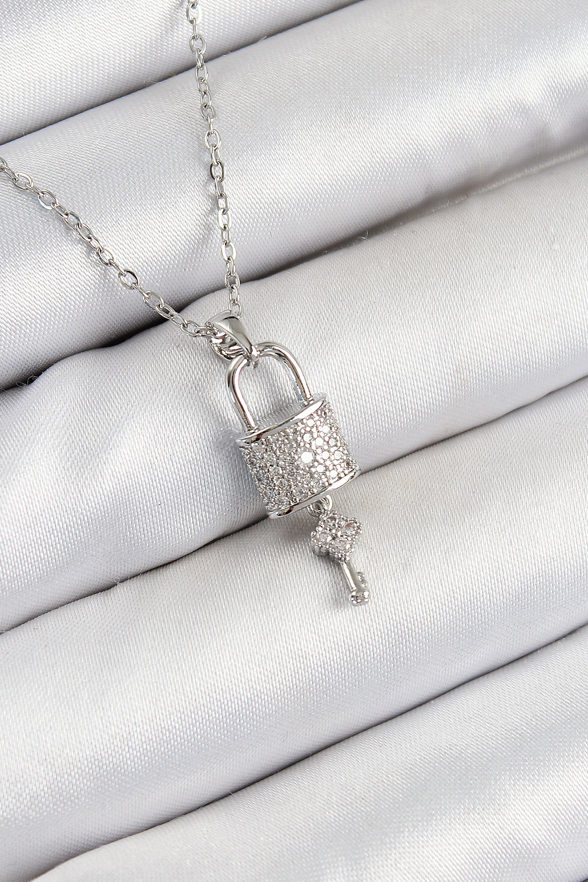 316L Çelik Zirkon Taşlı Kilit Ve Sallantılı Anahtar Model Gümüş Renk Kadın Kolye-0