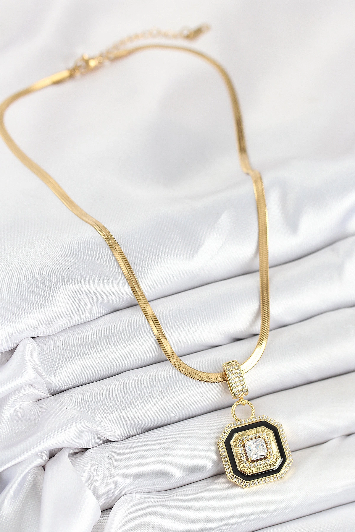 316L Çelik Zirkon Taşlı Siyah Detaylı Baget Model Gold Renk Kadın Kolye-1