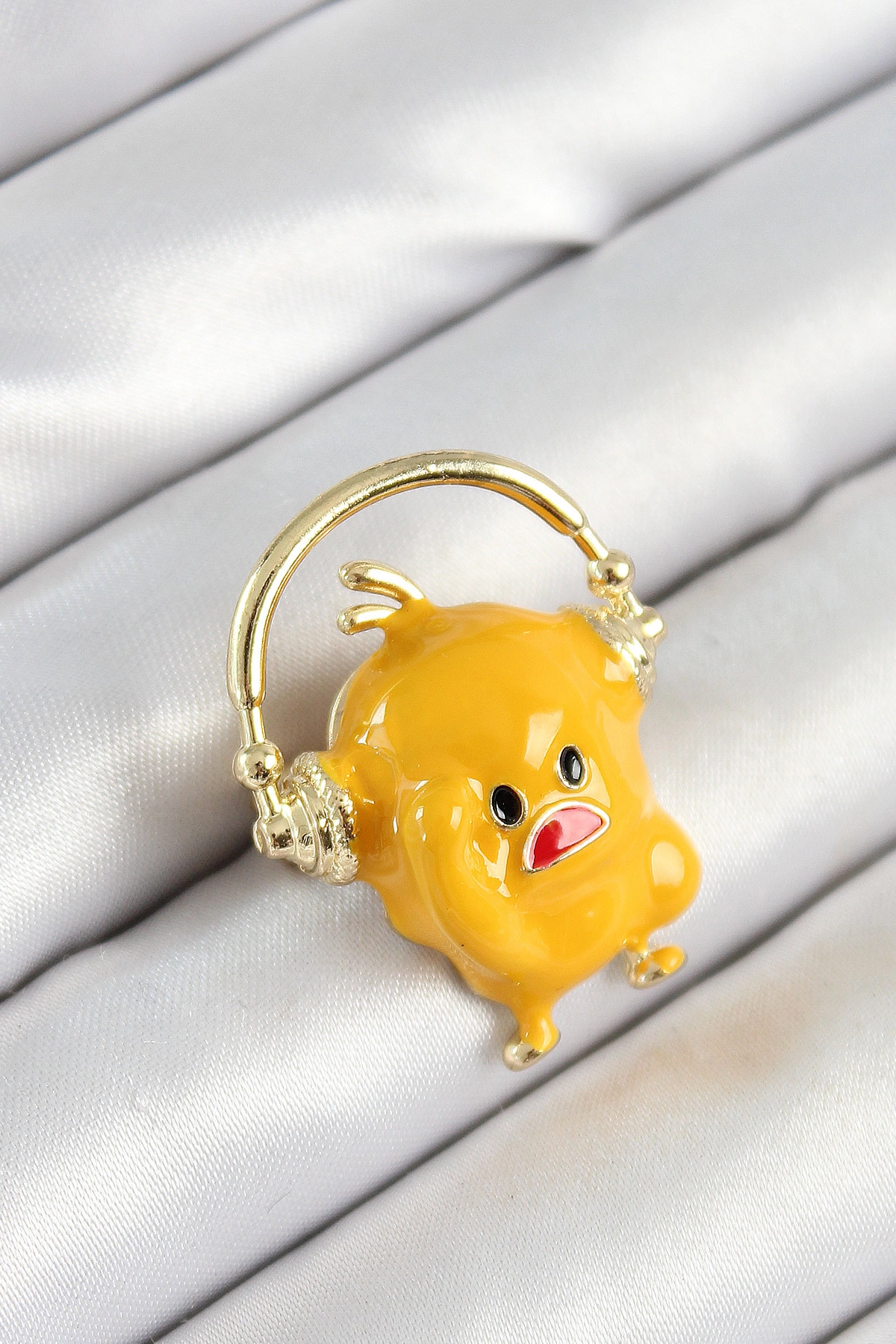 3D Kulaklıklı Sarı Civciv Figürlü Gold Renk Kadın Broş-0