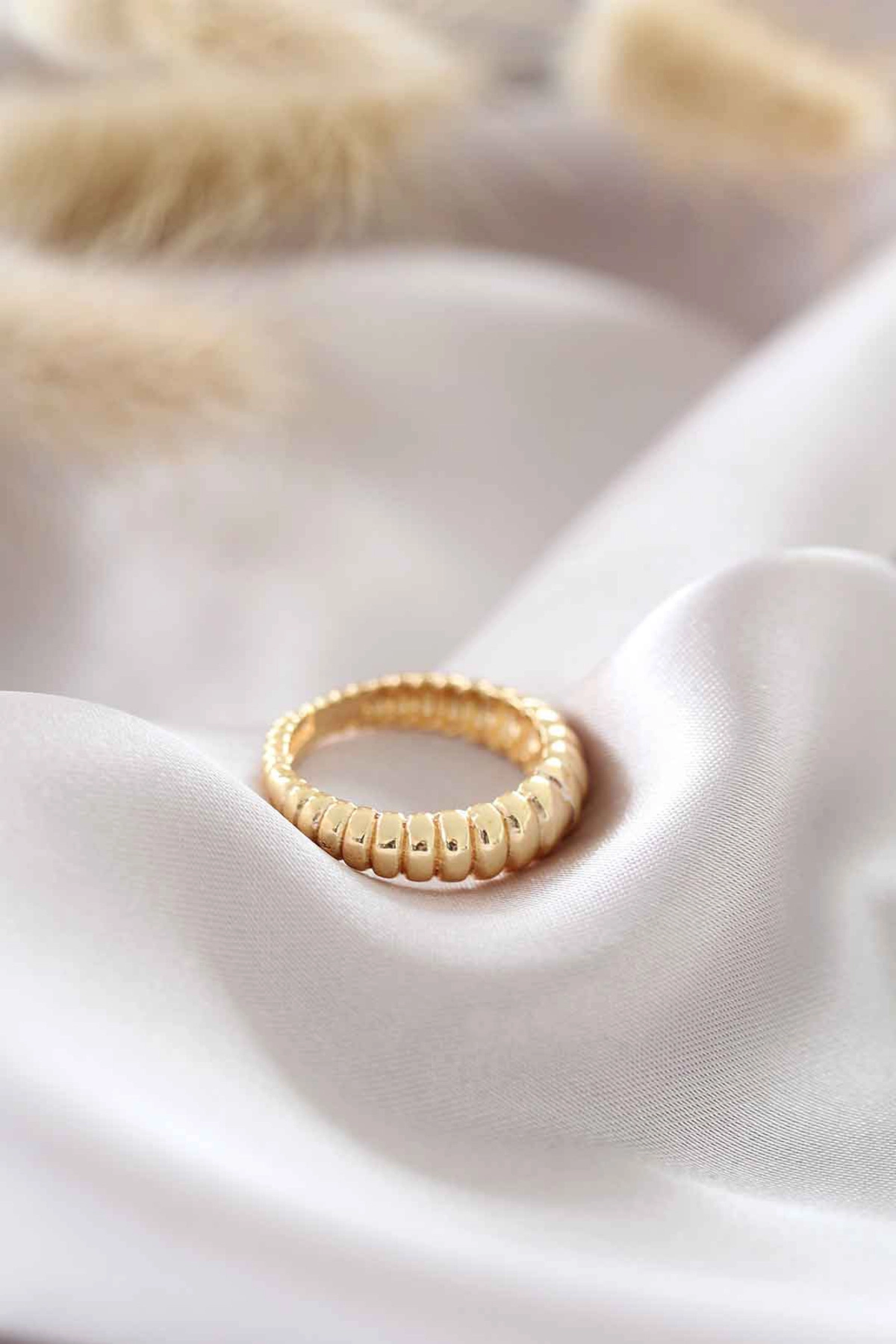 Altın Renk Ayarlamalı Burgu Kadın Yüzük-0