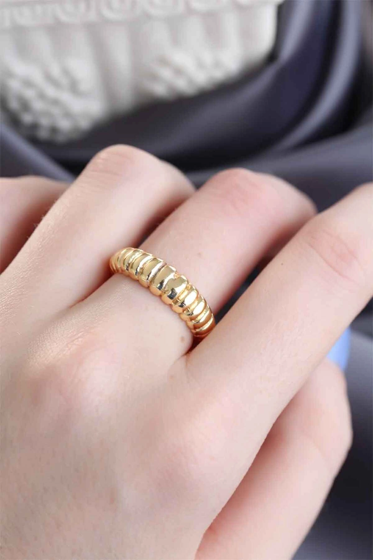 Altın Renk Ayarlamalı Burgu Kadın Yüzük-1