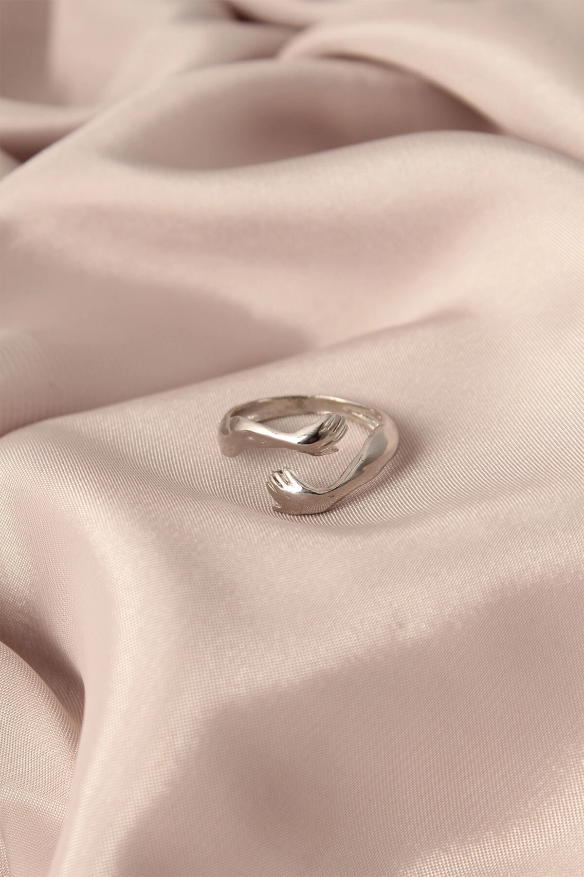 Ayarlamalı Gümüş Renk Metal Sarılan Eller Model Kadın Yüzük-0