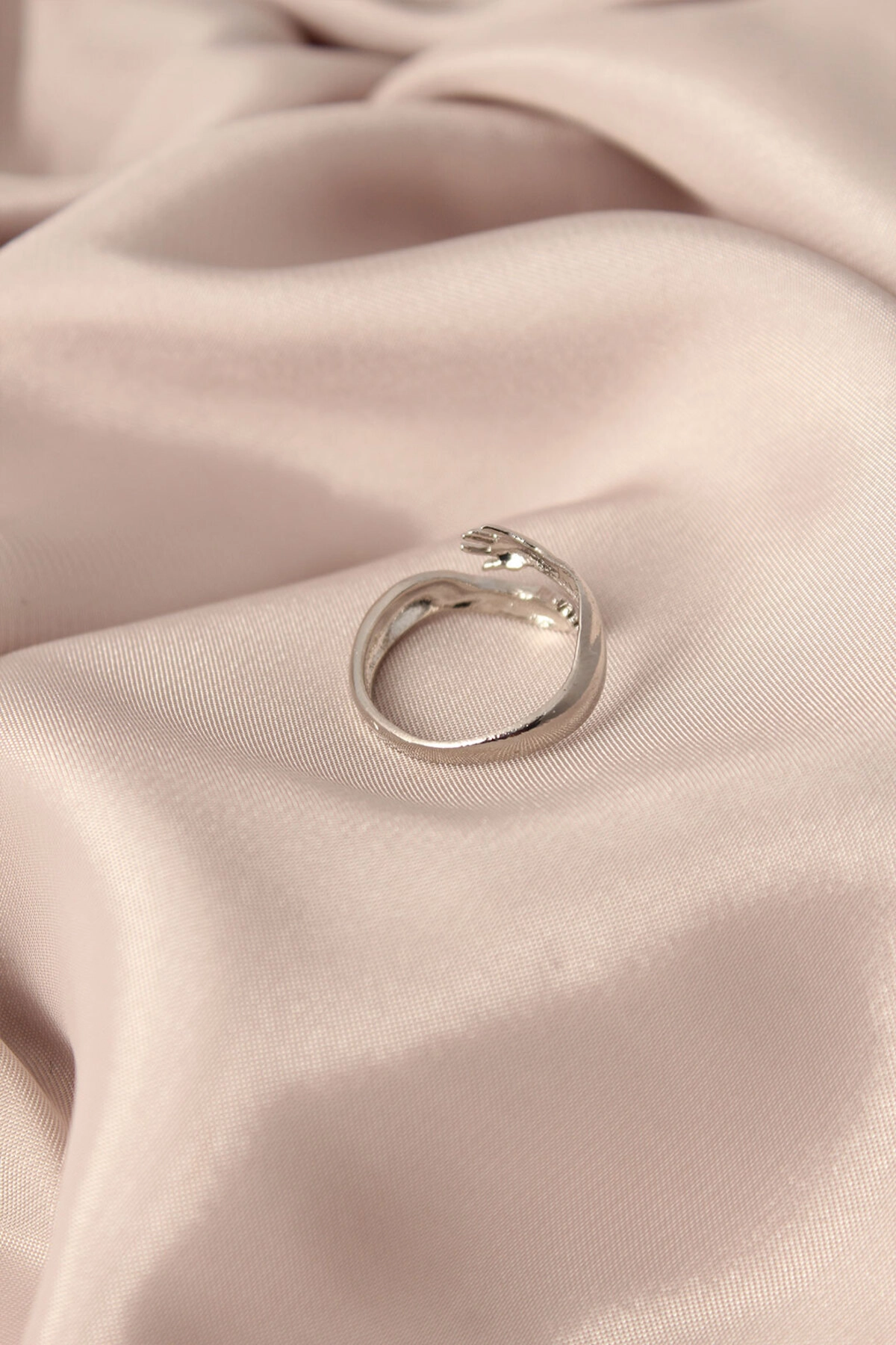 Ayarlamalı Gümüş Renk Metal Sarılan Eller Model Kadın Yüzük-1