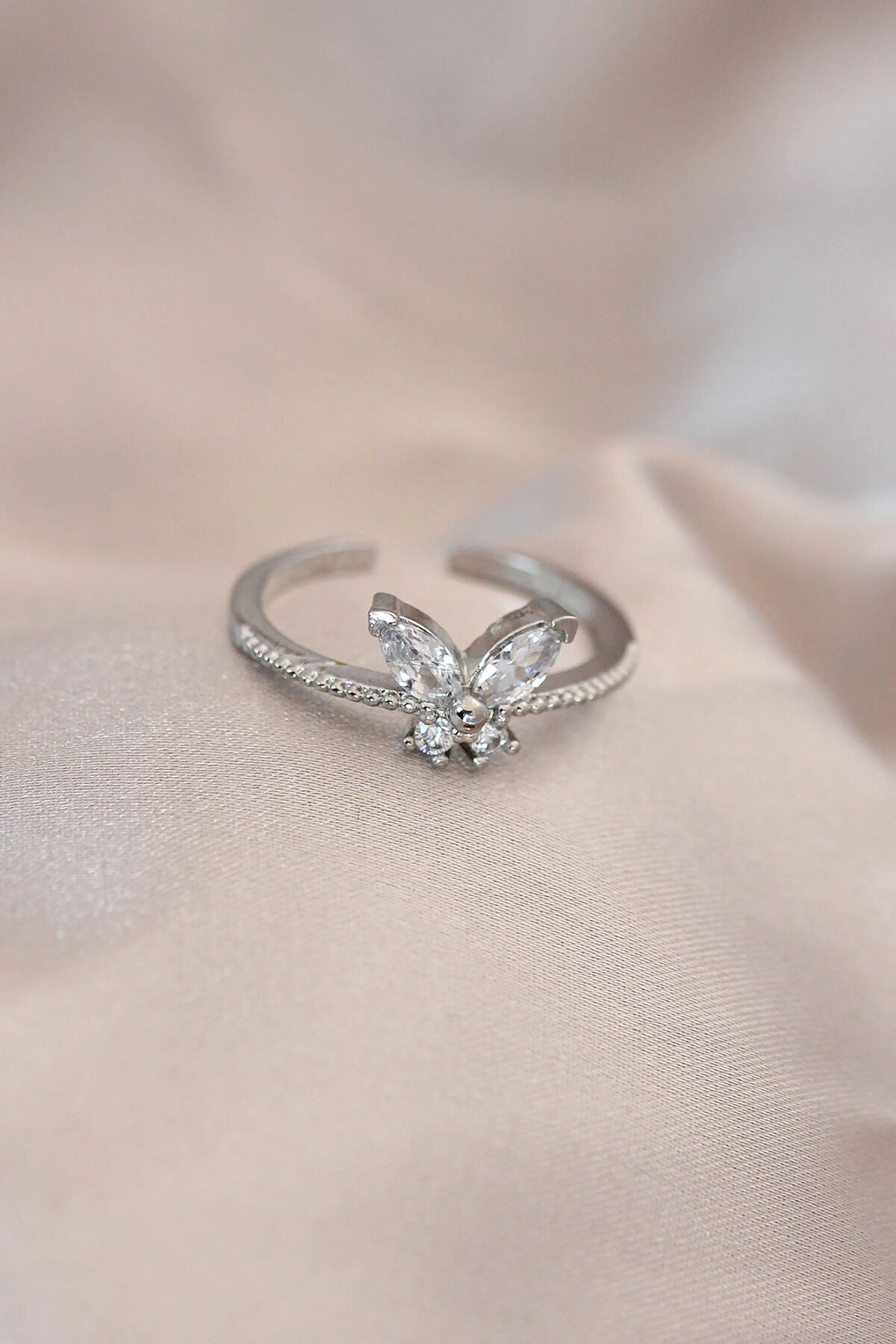 Ayarlamalı Gümüş Renk Metal Zirkon Taş ve Kristal Taşlı Kelebek Model Yüzük-0