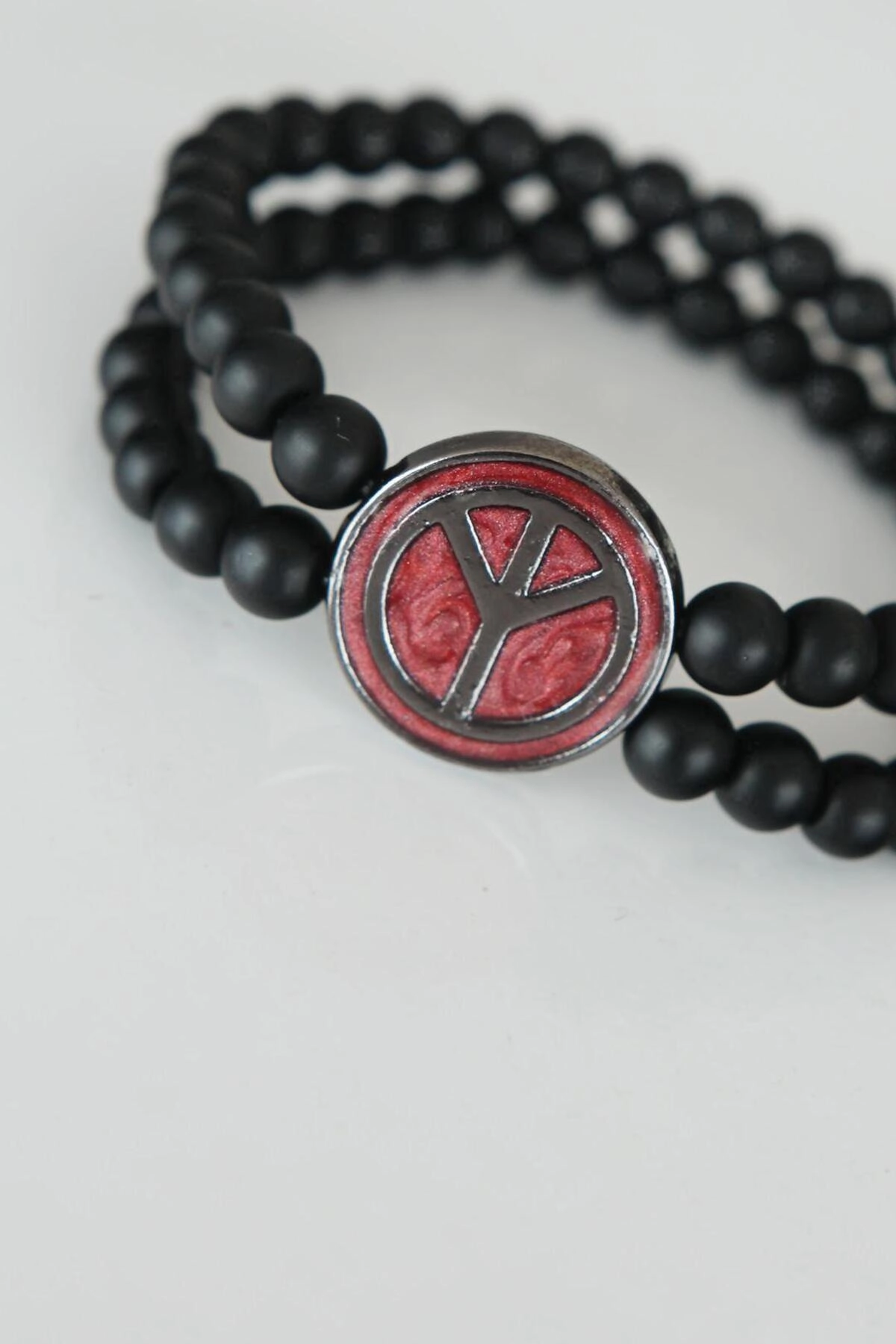 Barış Figürlü Bordo Renk Füme Metal Aksesuarlı Çift Sıra Oniks Doğal Taş Erkek Bileklik-1