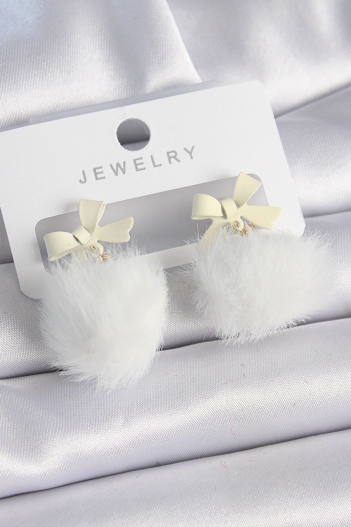 Beyaz Renk Kurdele Tüylü Ponpon Model Kadın Küpe-0