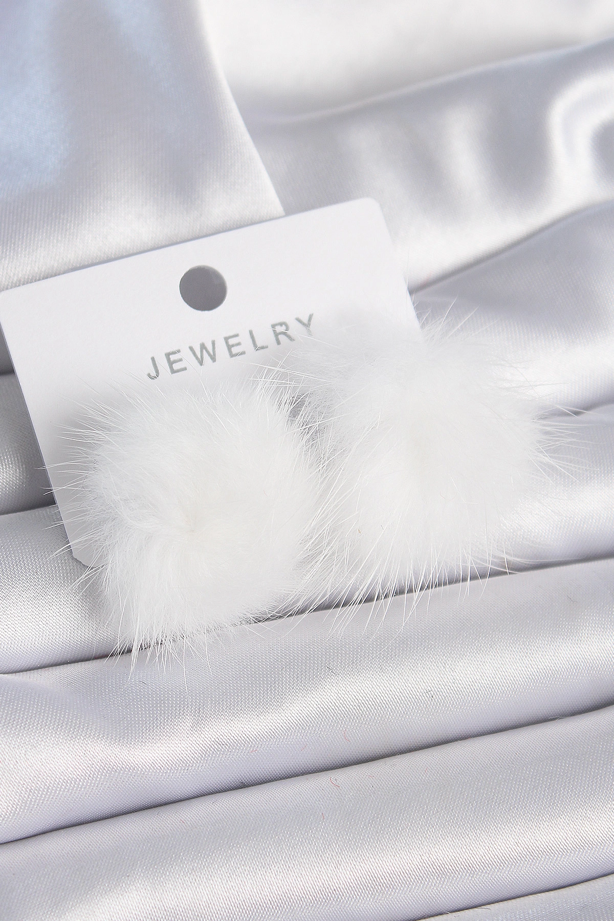 Beyaz Renk Tüylü Ponpon Model Kadın Küpe-0