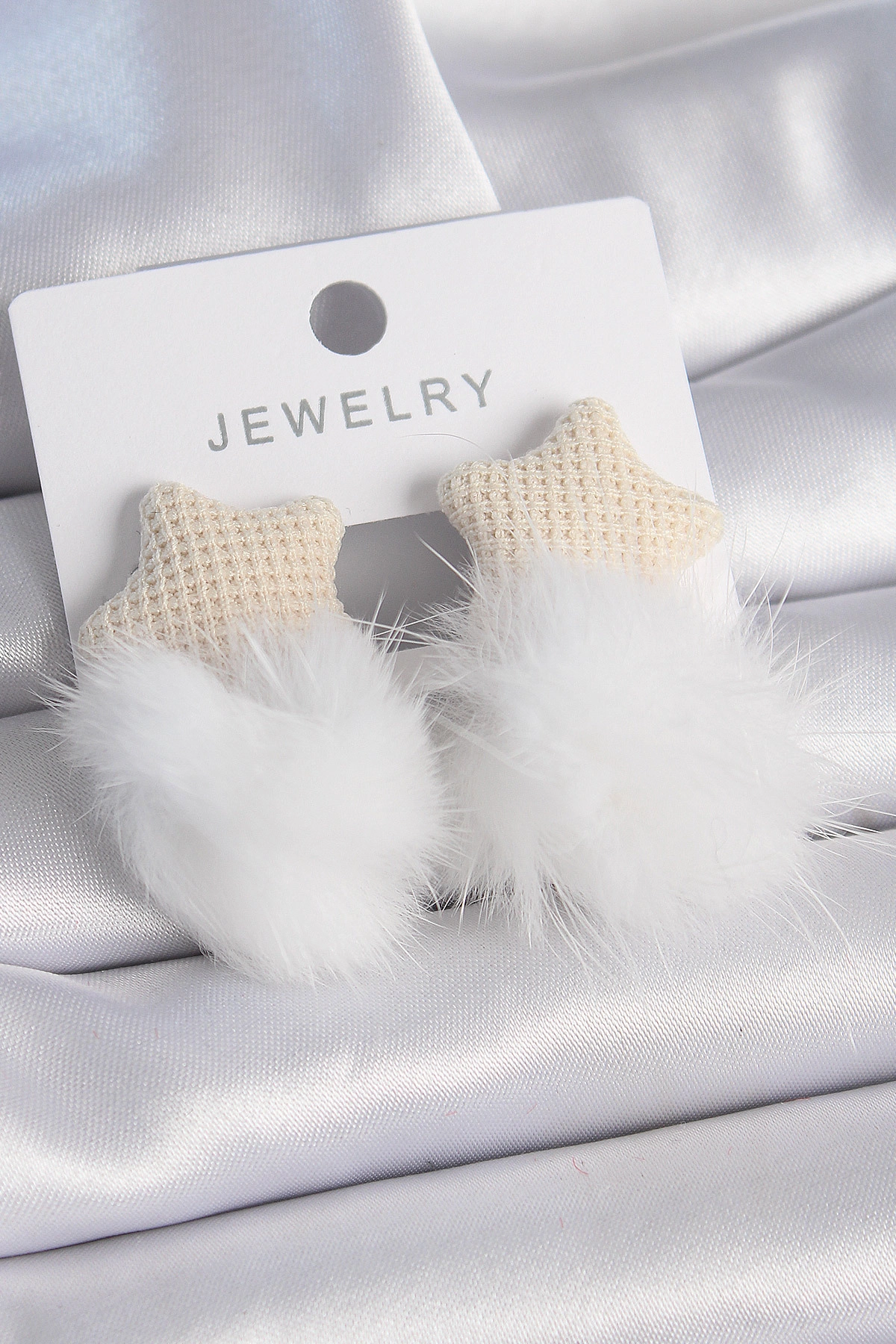 Beyaz Renk Tüylü Yıldız Ponpon Model Kadın Küpe-0