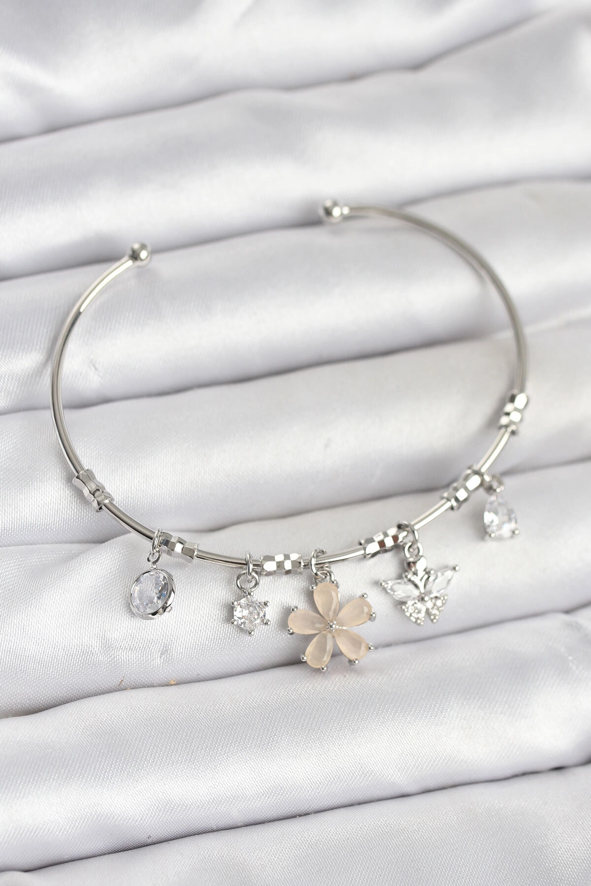 Çiçek ve Kelebek Charmlı Gümüş Renk Pirinç Kadın Bileklik-0