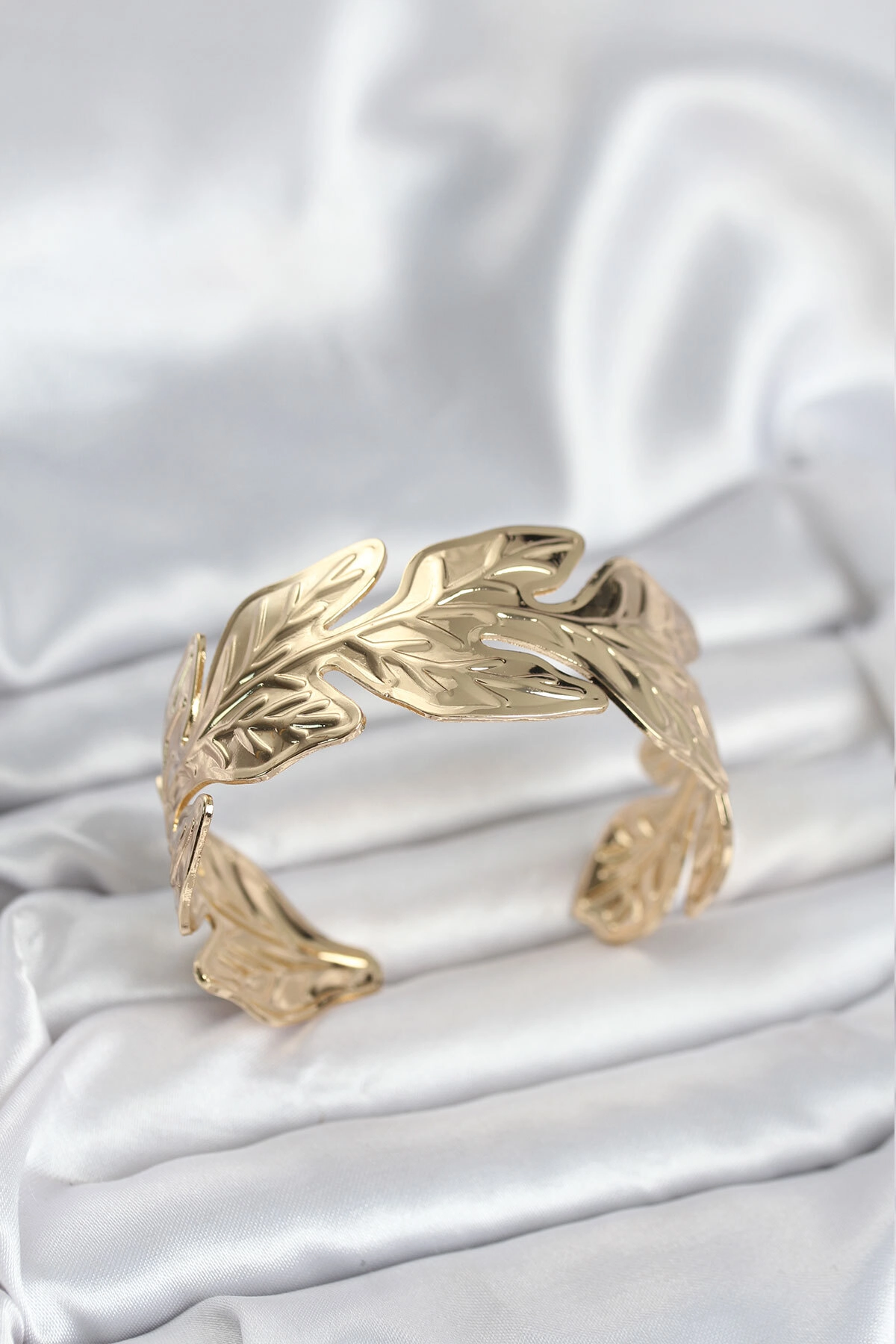 Gold Renk Pirinç Levha Yaprak Model Kadın Bileklik-0