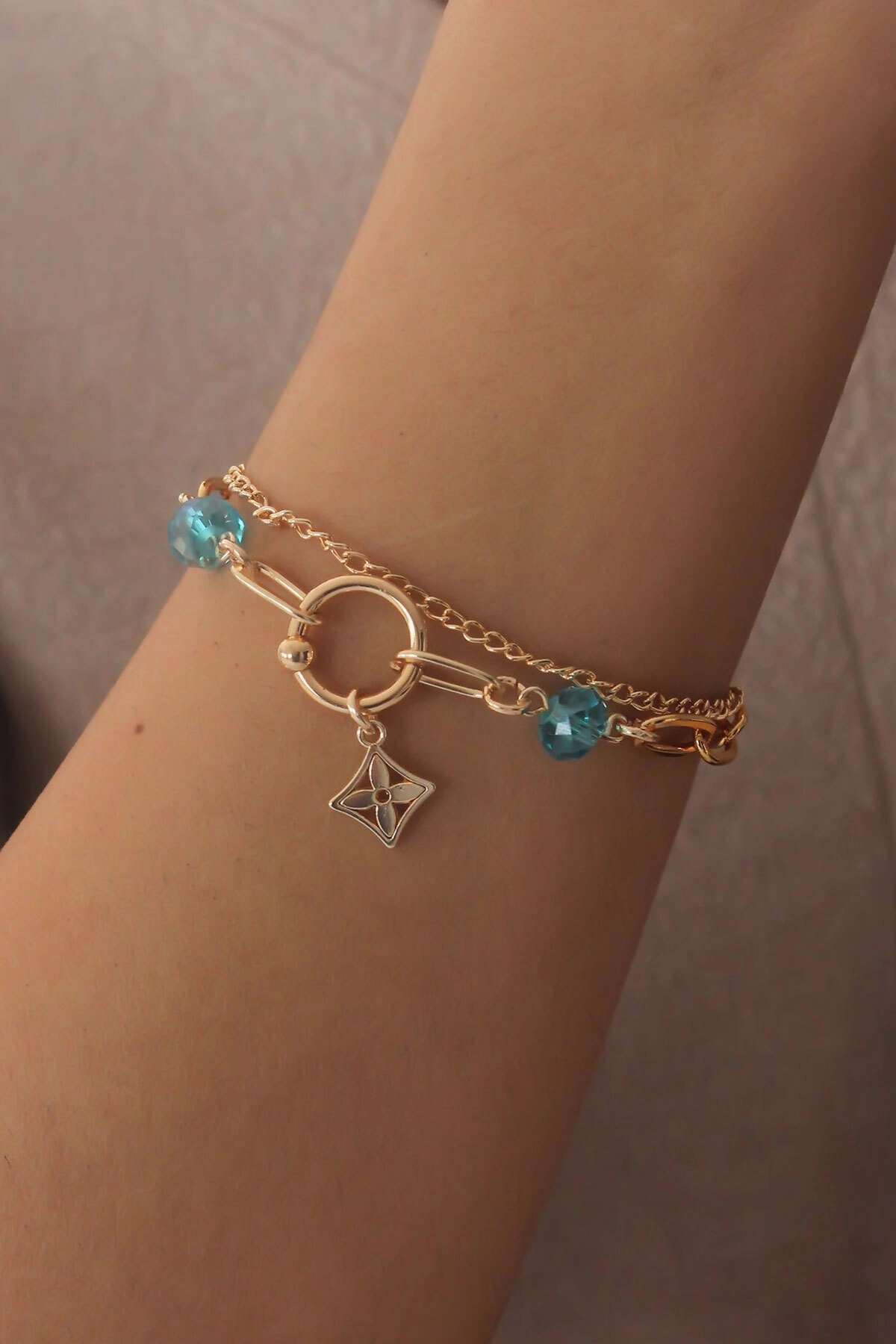 Gold Renk Yonca Figür Mavi Kristal Boncuk Detay Kadın Bileklik-0