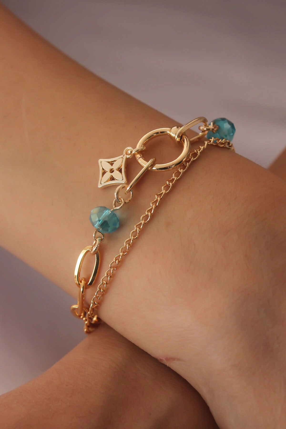 Gold Renk Yonca Figür Mavi Kristal Boncuk Detay Kadın Bileklik-1