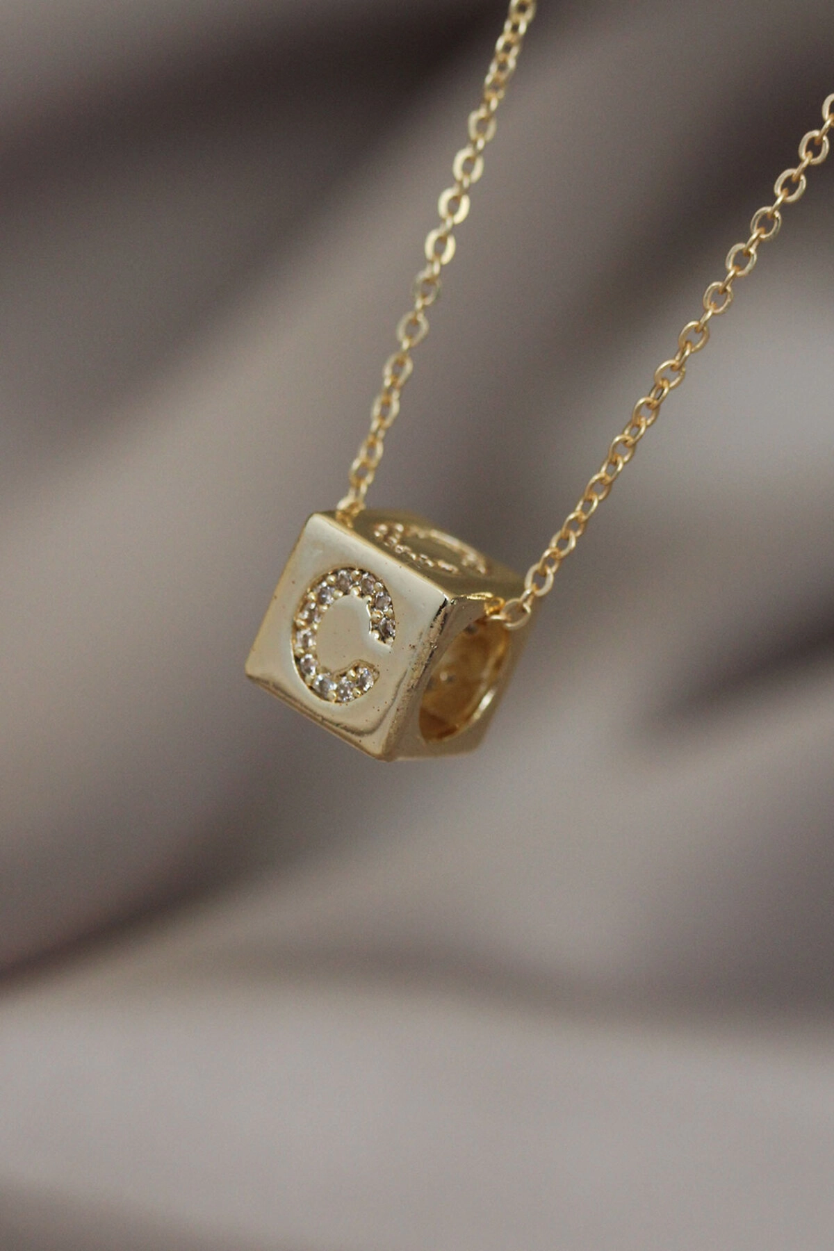Gold Renk Zirkon Taşlı Küp Model C Harfli Kolye-0
