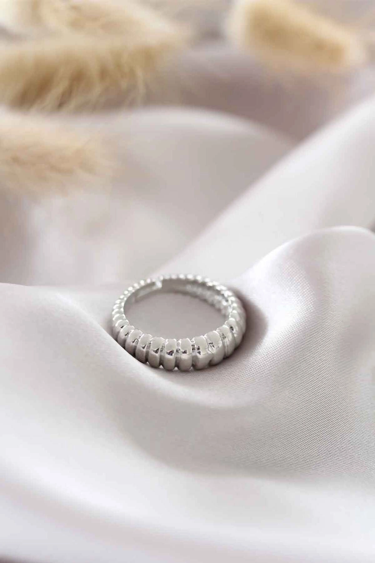 Gümüş Renk Ayarlamalı Burgu Kadın Yüzük-0