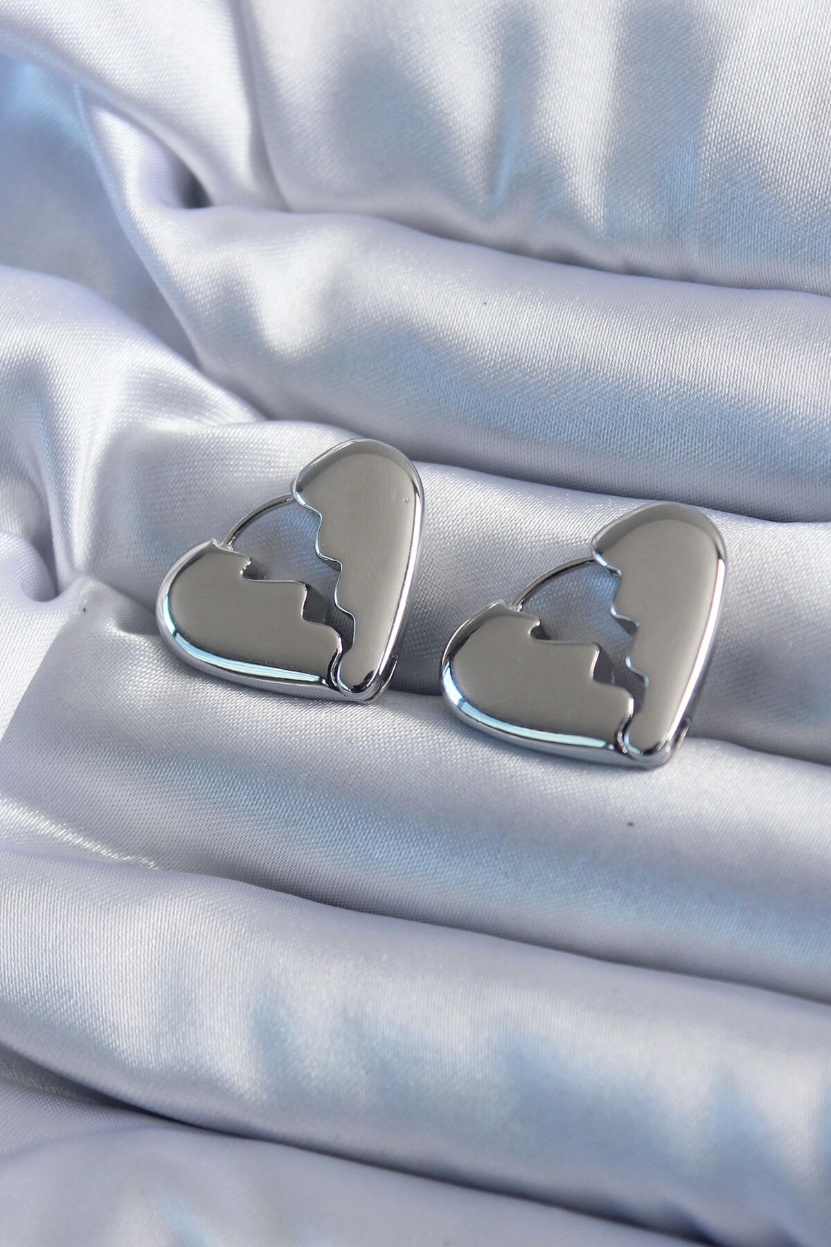 Gümüş Renk Kırık Kalp Model Pirinç Kadın Küpe-0