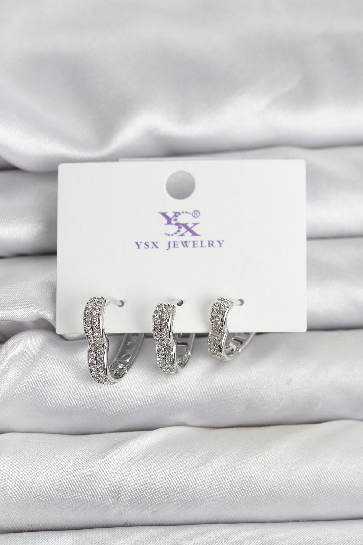 Gümüş Renk Pirinç Zirkon Taşlı Kalpli Kadın Küpe-0