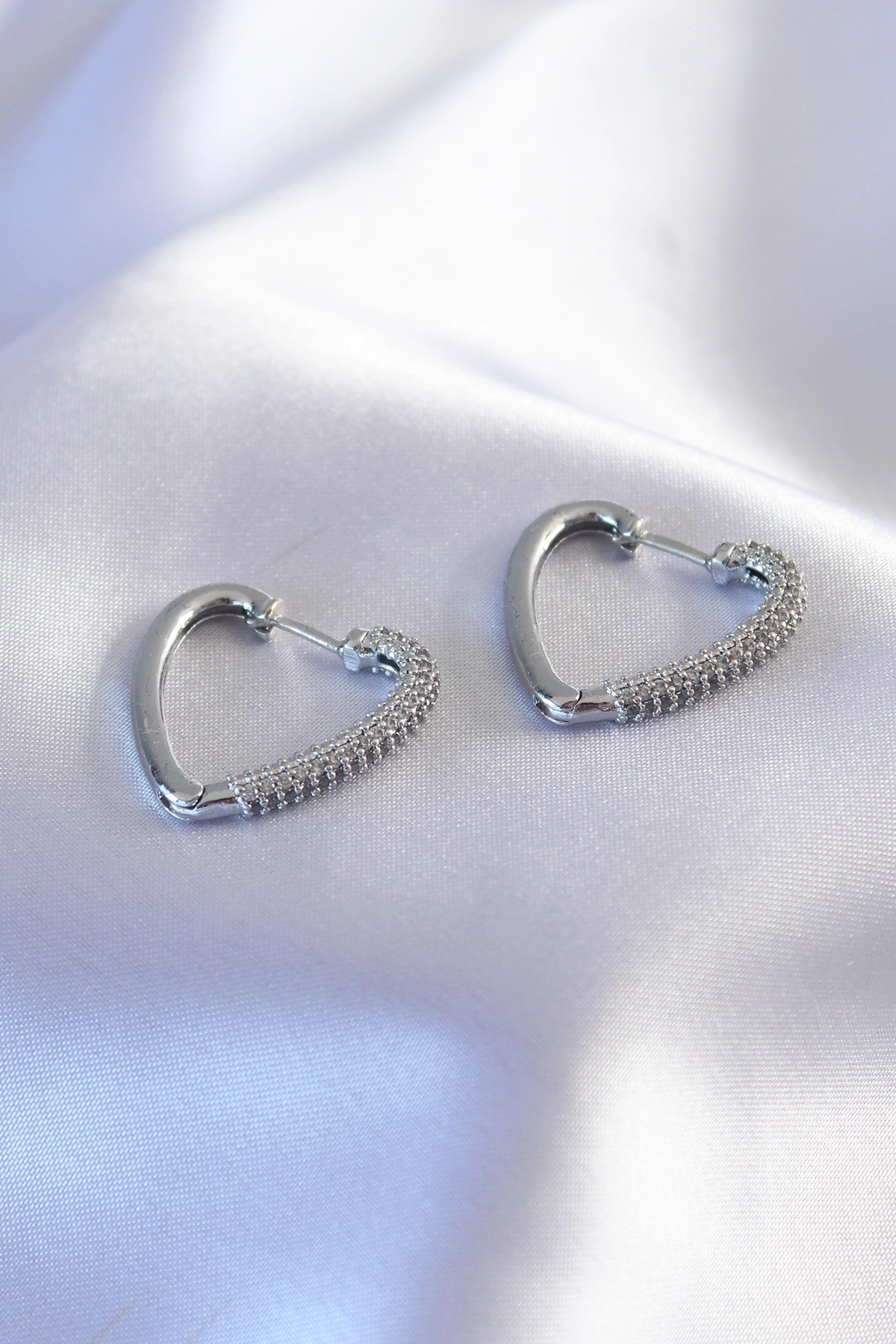 Gümüş Renk Zirkon Taşlı Kalp Model Kadın Küpe-0