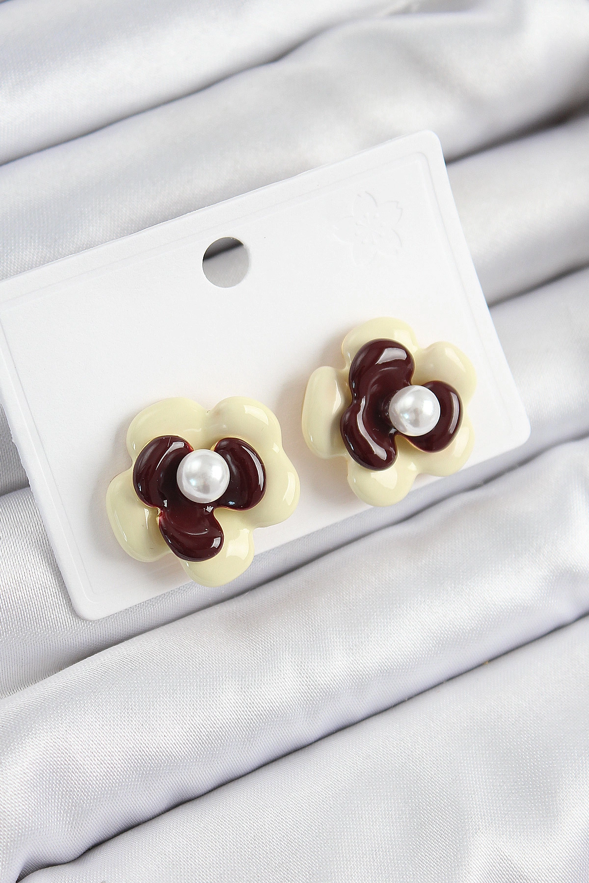 İnci Detaylı Krem Kahverengi Renk Papatya Model Kadın Küpe-0