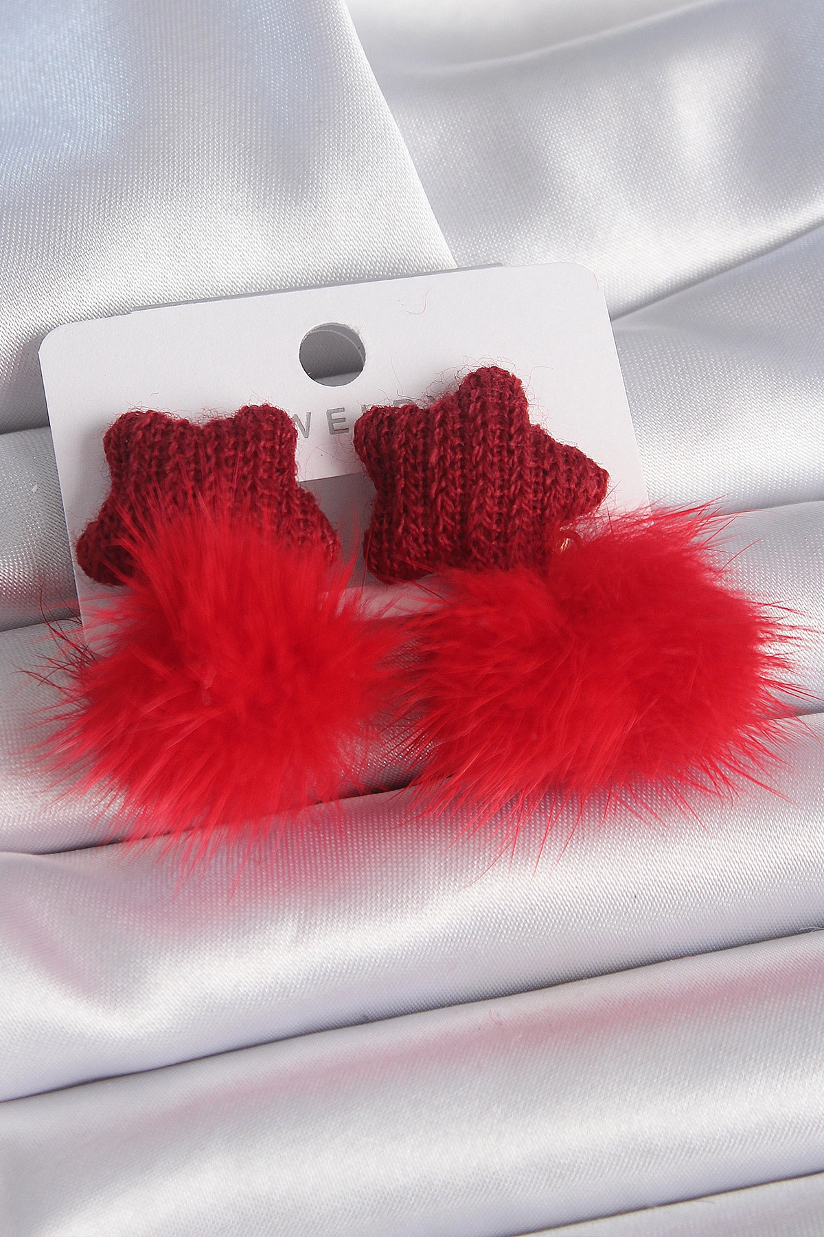 Kırmızı Renk Tüylü Yıldız Ponpon Model Kadın Küpe-0