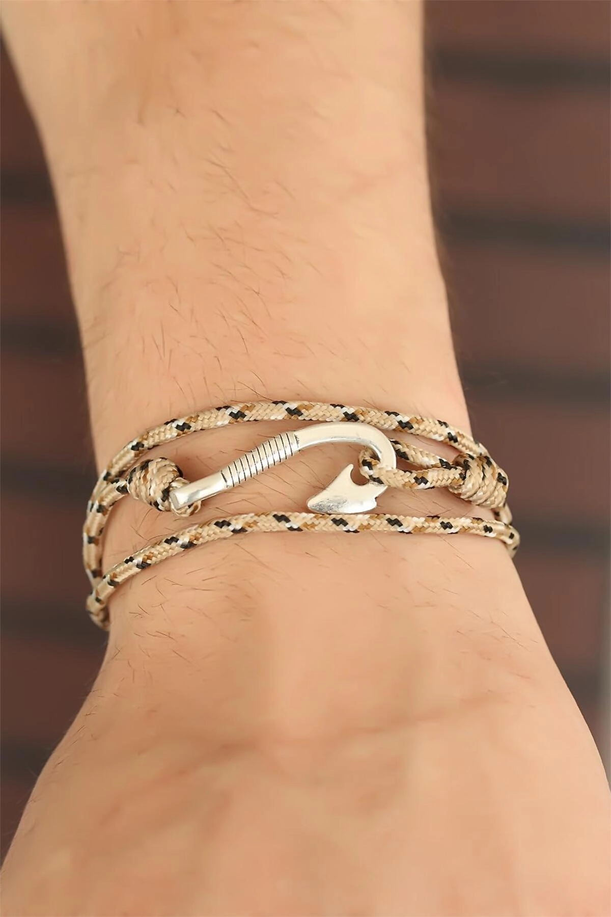 Krem Renk Çizgi Desenli Metal Kancalı Erkek Bileklik-1