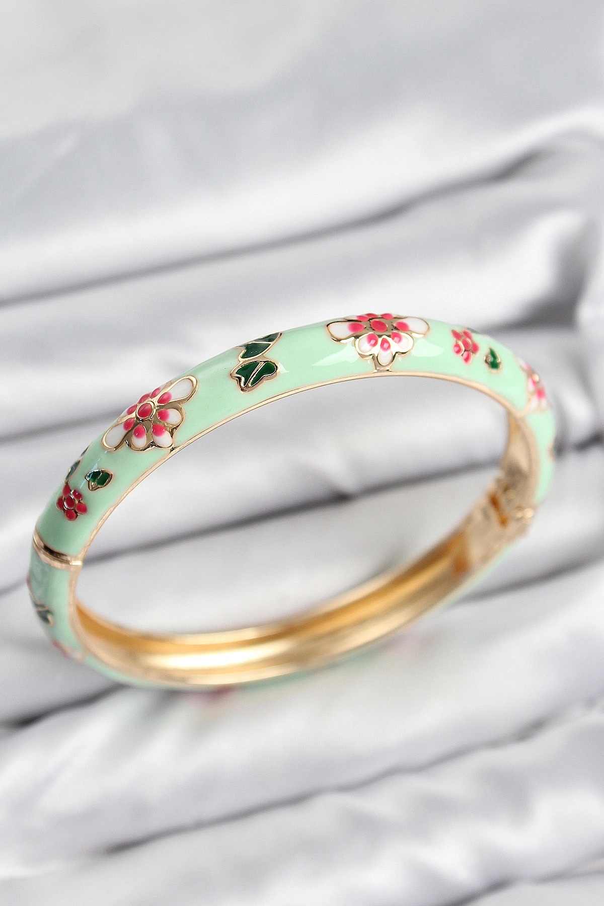 Mineli Pirinç Su Yeşili Çiçek Motifli Gold Kadın Kelepçe-0