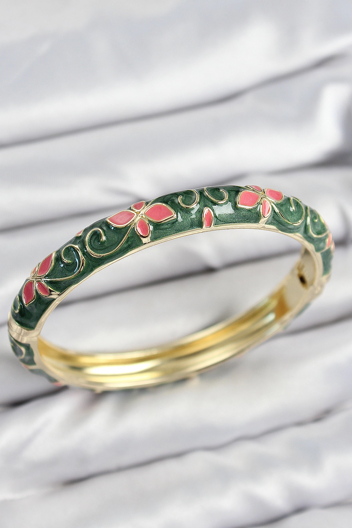 Mineli Pirinç Yeşil Çiçek Motifli Gold Kadın Kelepçe-0