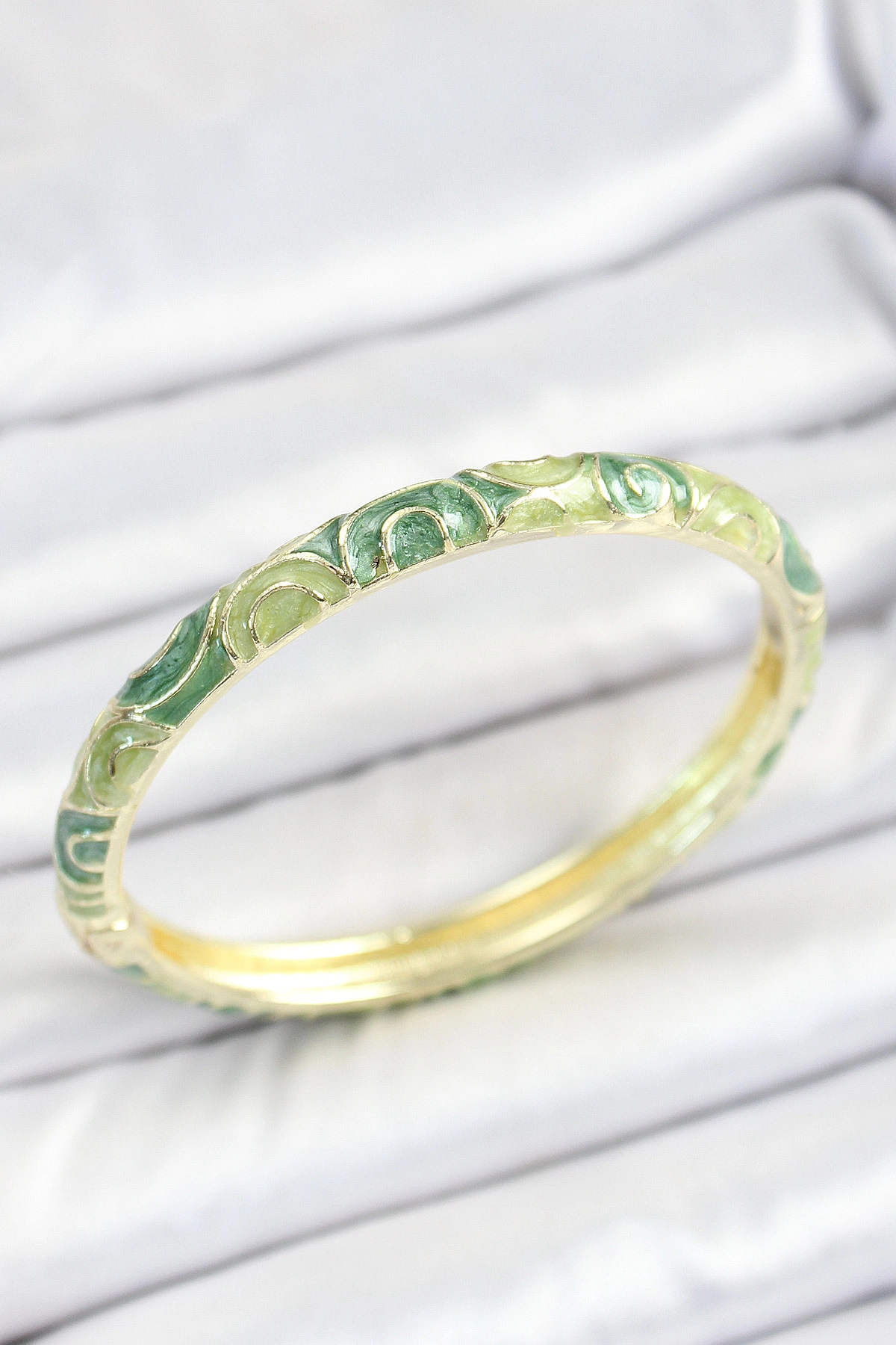 Mineli Pirinç Yeşil Sarmal Desenli Gold Renk Kadın Kelepçe-0