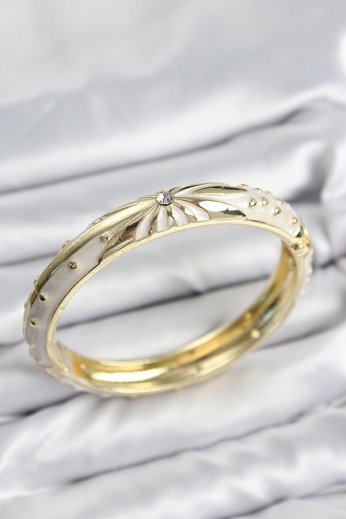 Mineli Pirinç Zirkon Taşlı Bej Desen Motifli Gold Kadın Kelepçe-0