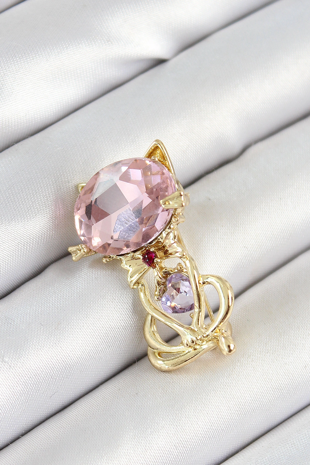 Pembe Zirkon Taşlı Kap Detaylı Kedi Figürlü Gold Renk Kadın Broş-0