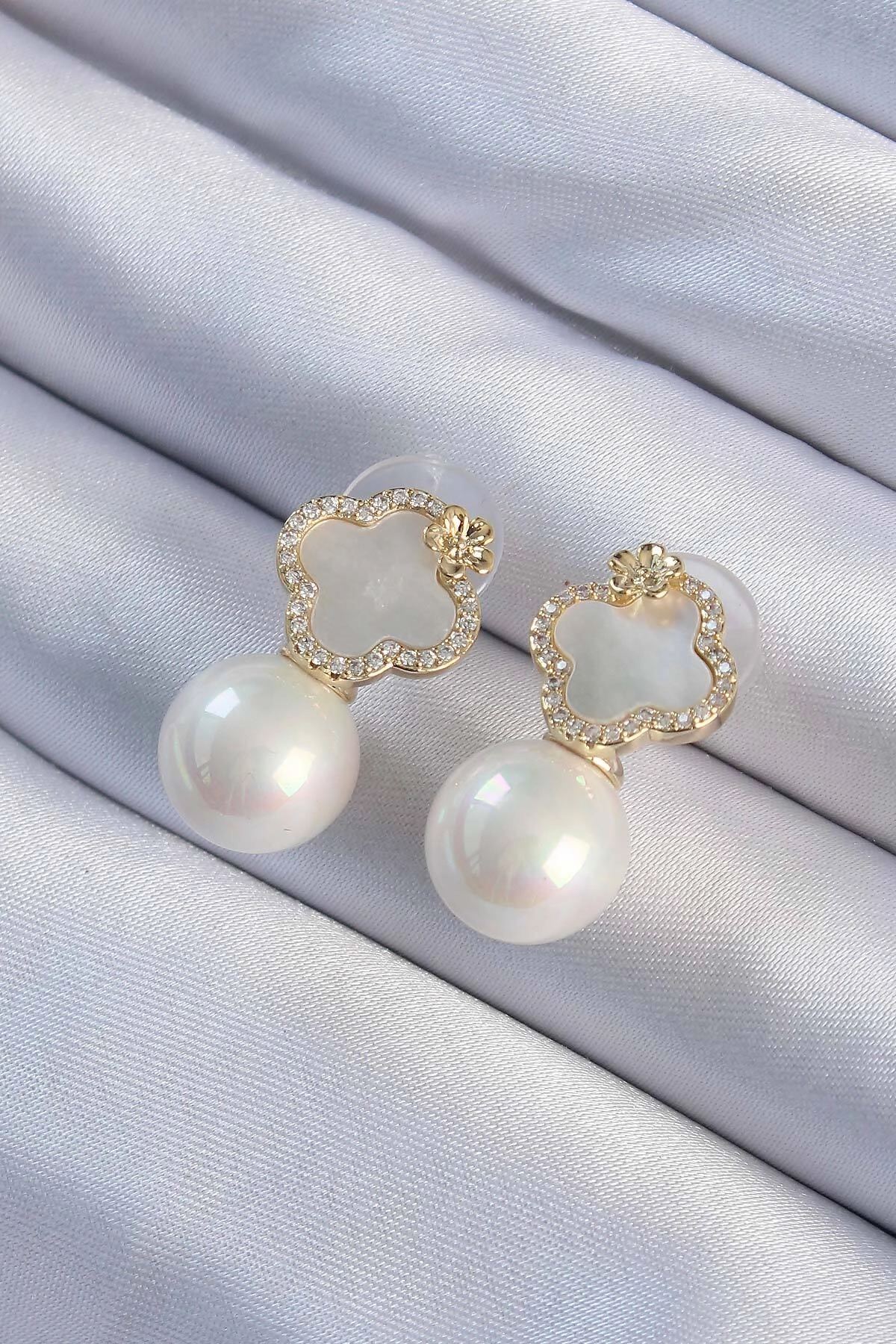 Pirinç Altın Renk Zirkon Taşlı Minimal Çiçek Tasarımlı Kadın Küpe-0