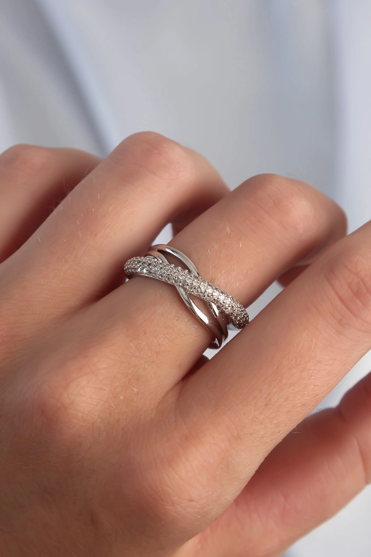 Pirinç Ayarlamalı Gümüş Renk Zirkon Taşlı Çapraz Görünüm Yüzük-1