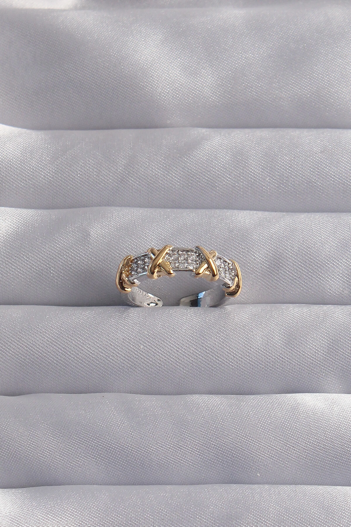 Pirinç Ayarlamalı Gümüş Renk Zirkon Taşlı XOXO Model Yüzük-0